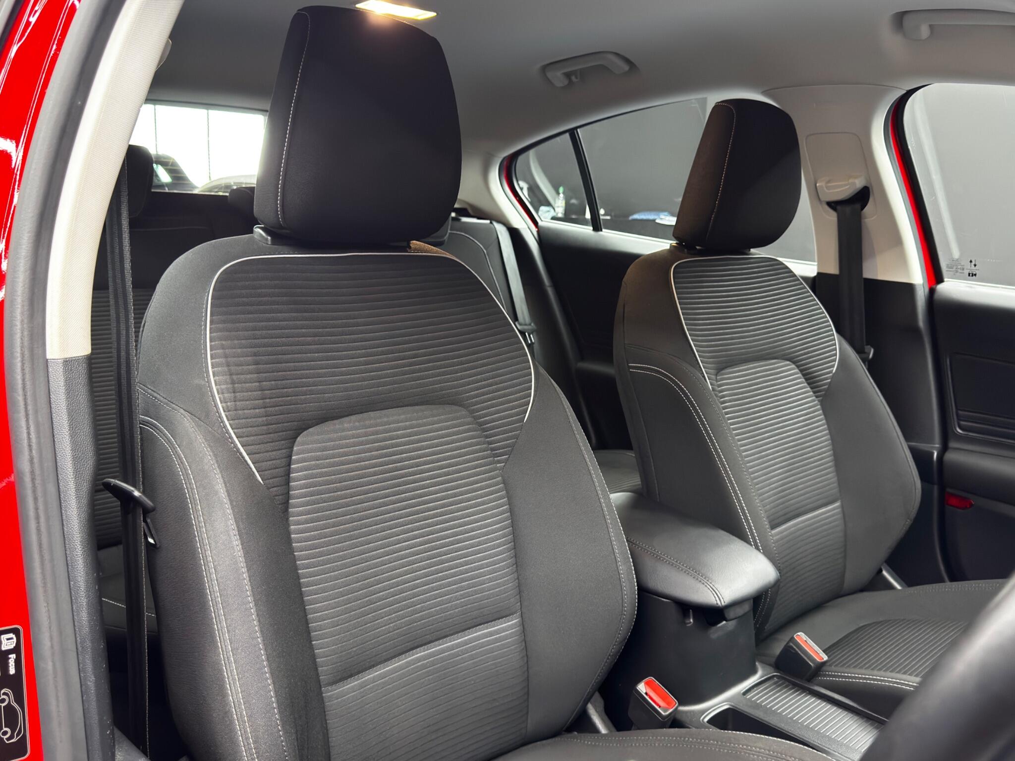 Ford Focus view 12