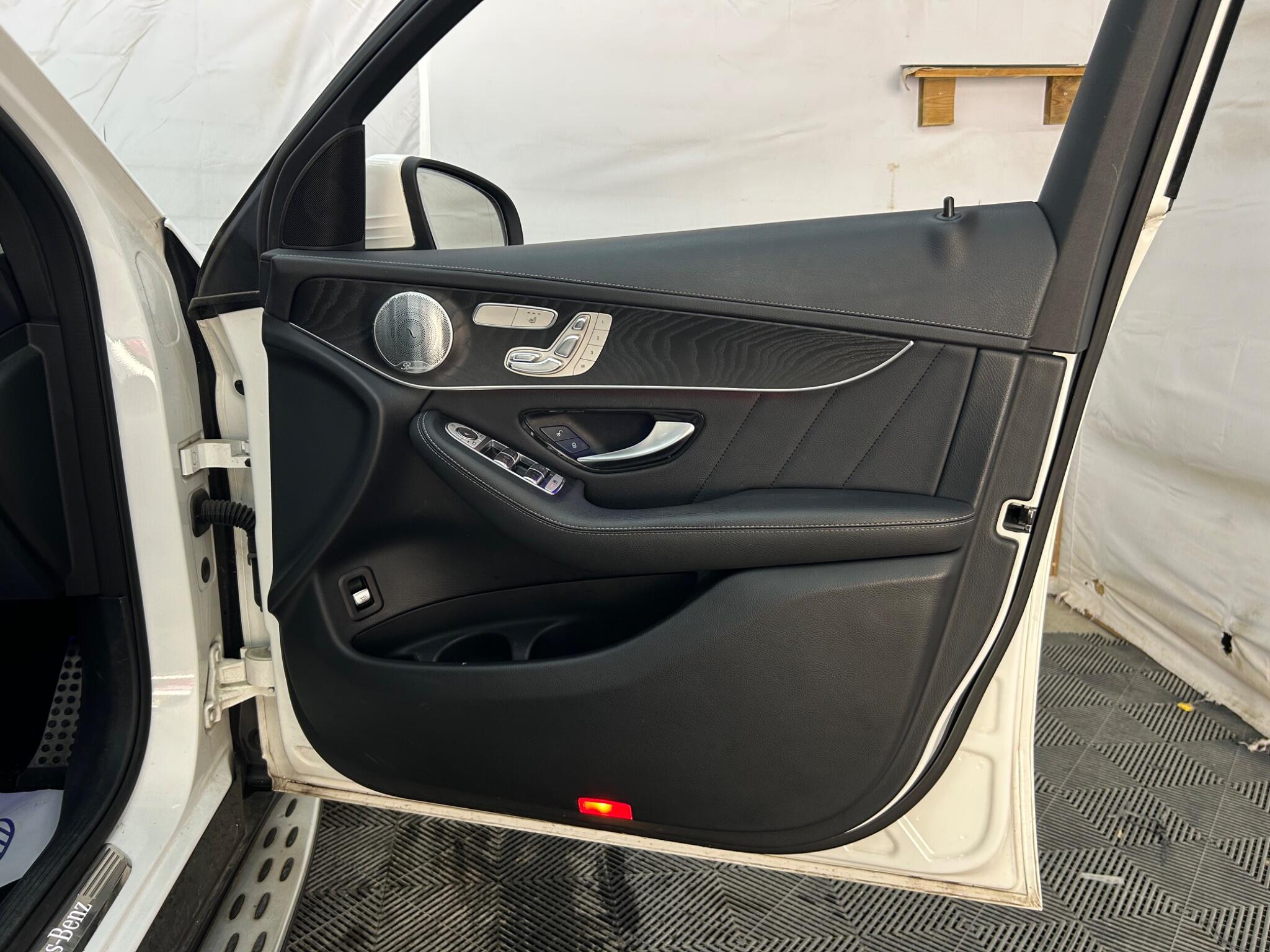 Mercedes-Benz GLC view 29