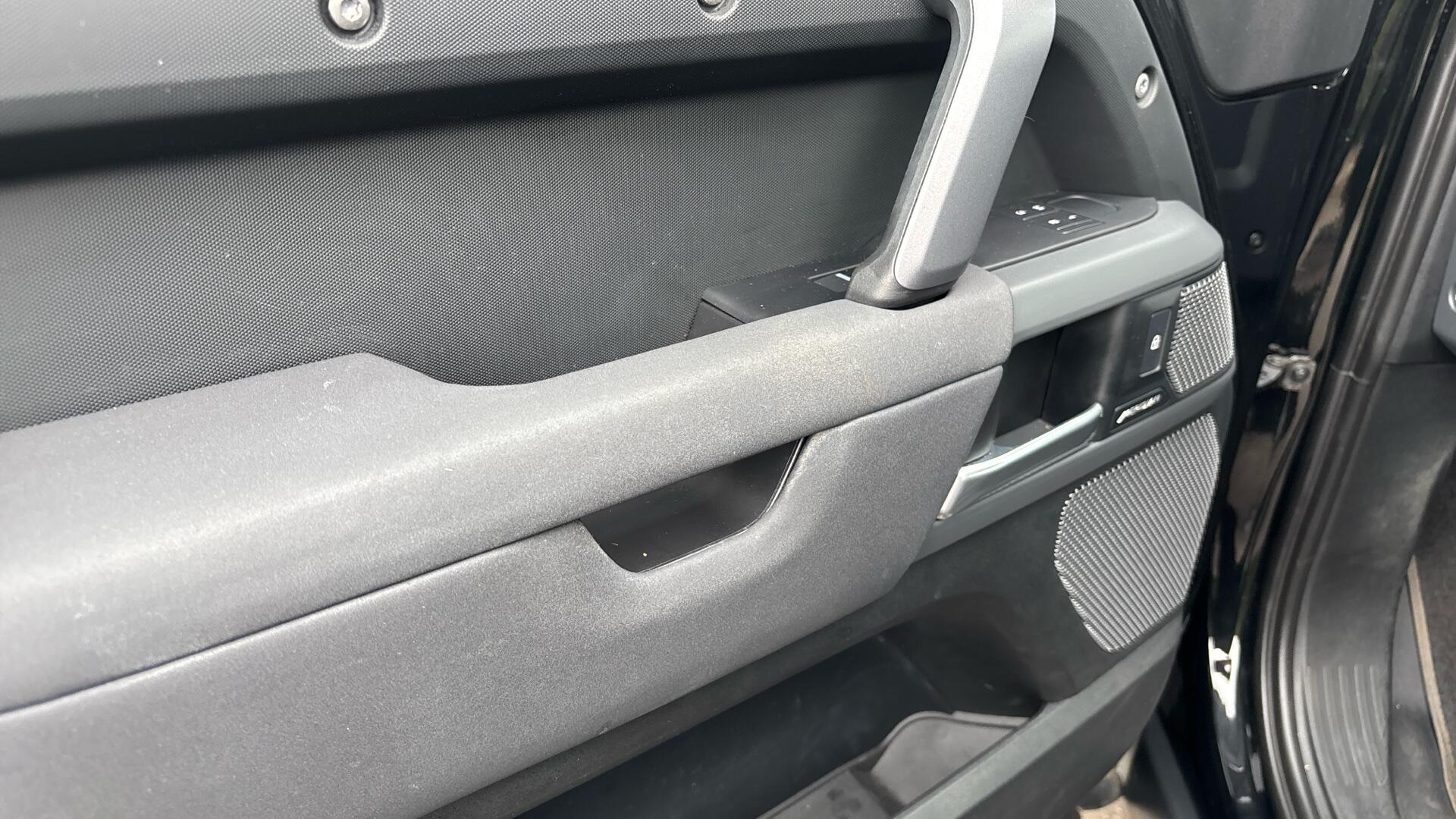 Land Rover Defender view 48