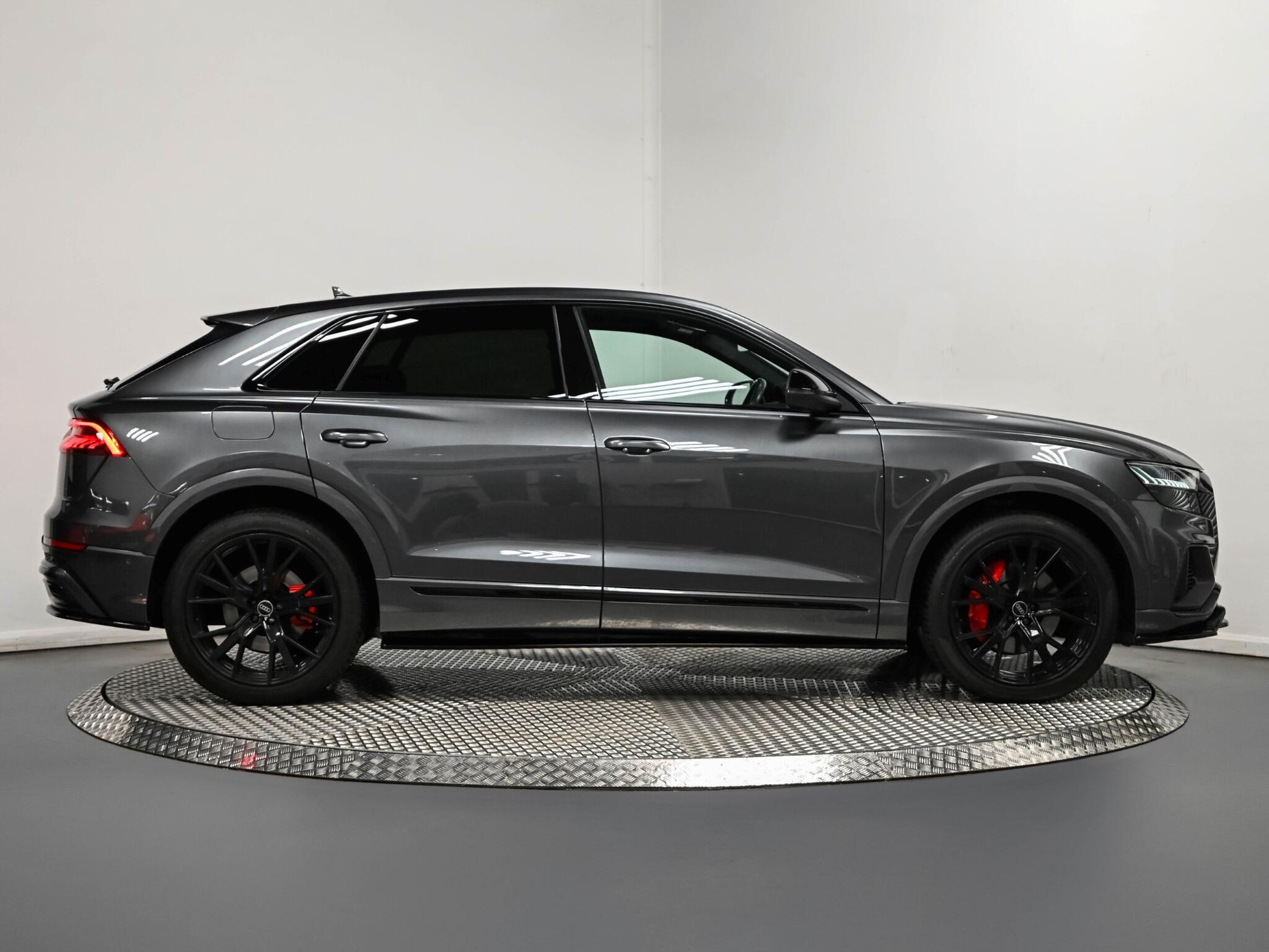 Audi Q8 view 23