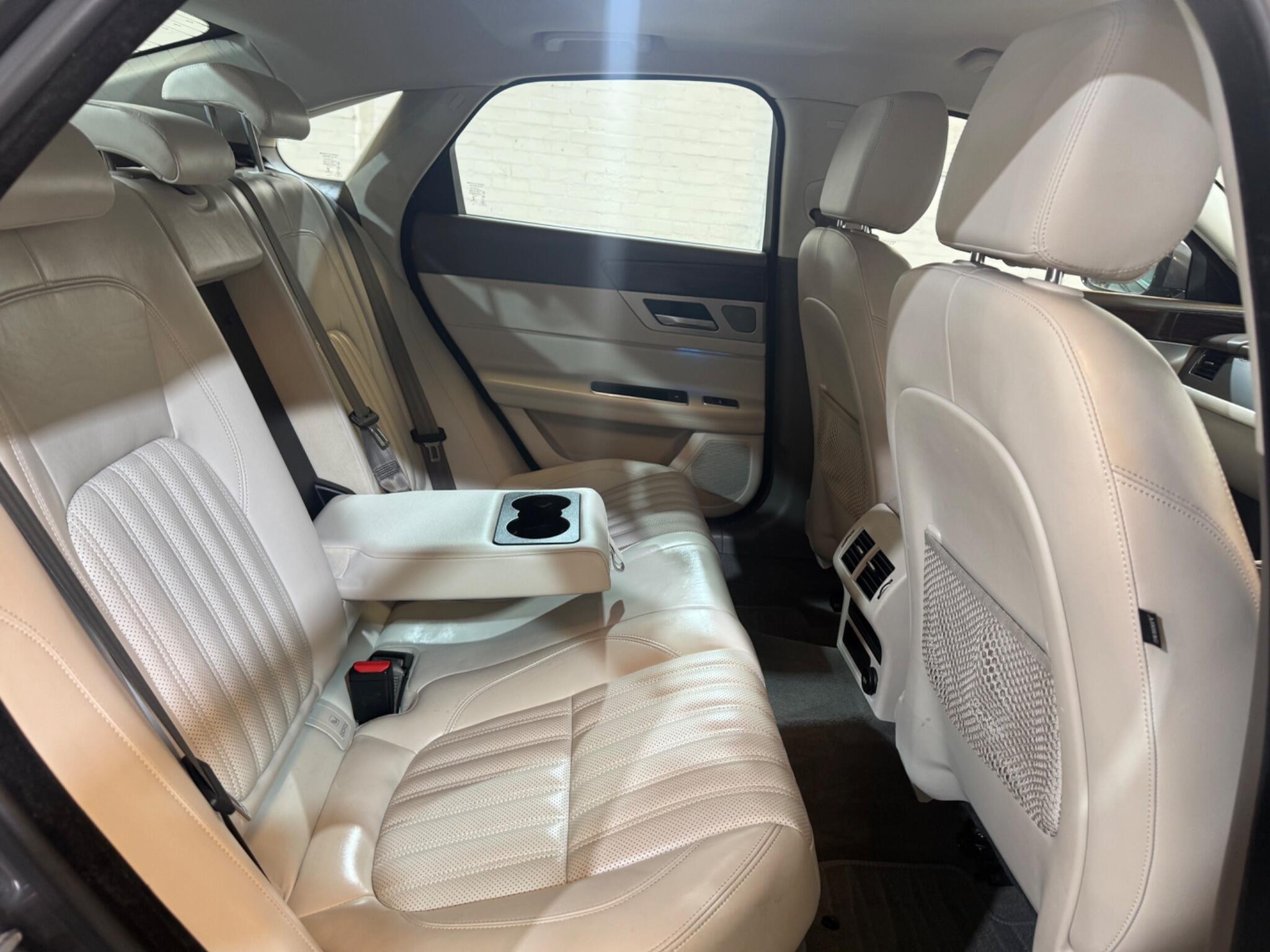 Jaguar XF view 23