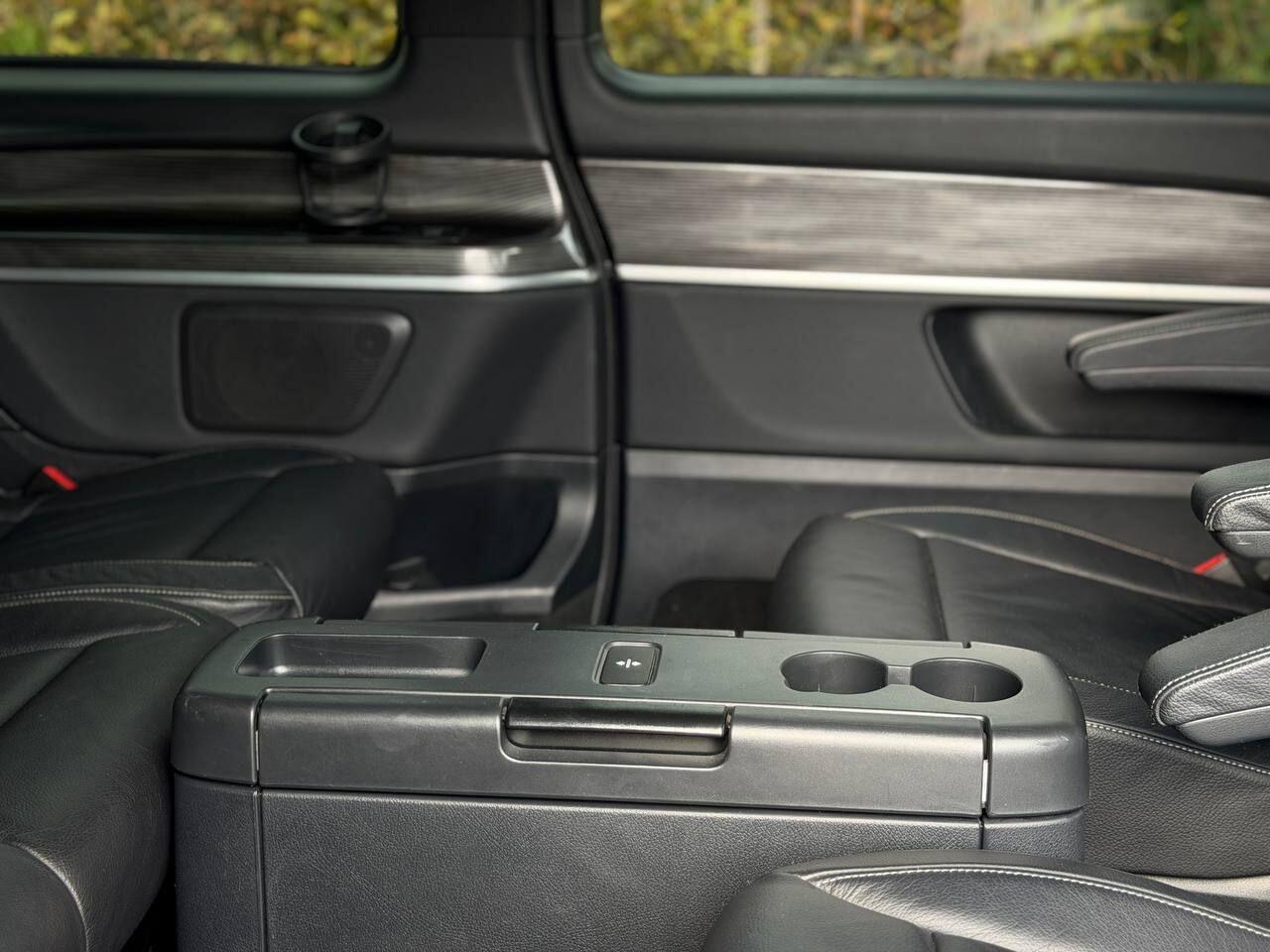 Mercedes-Benz Eqv view 24
