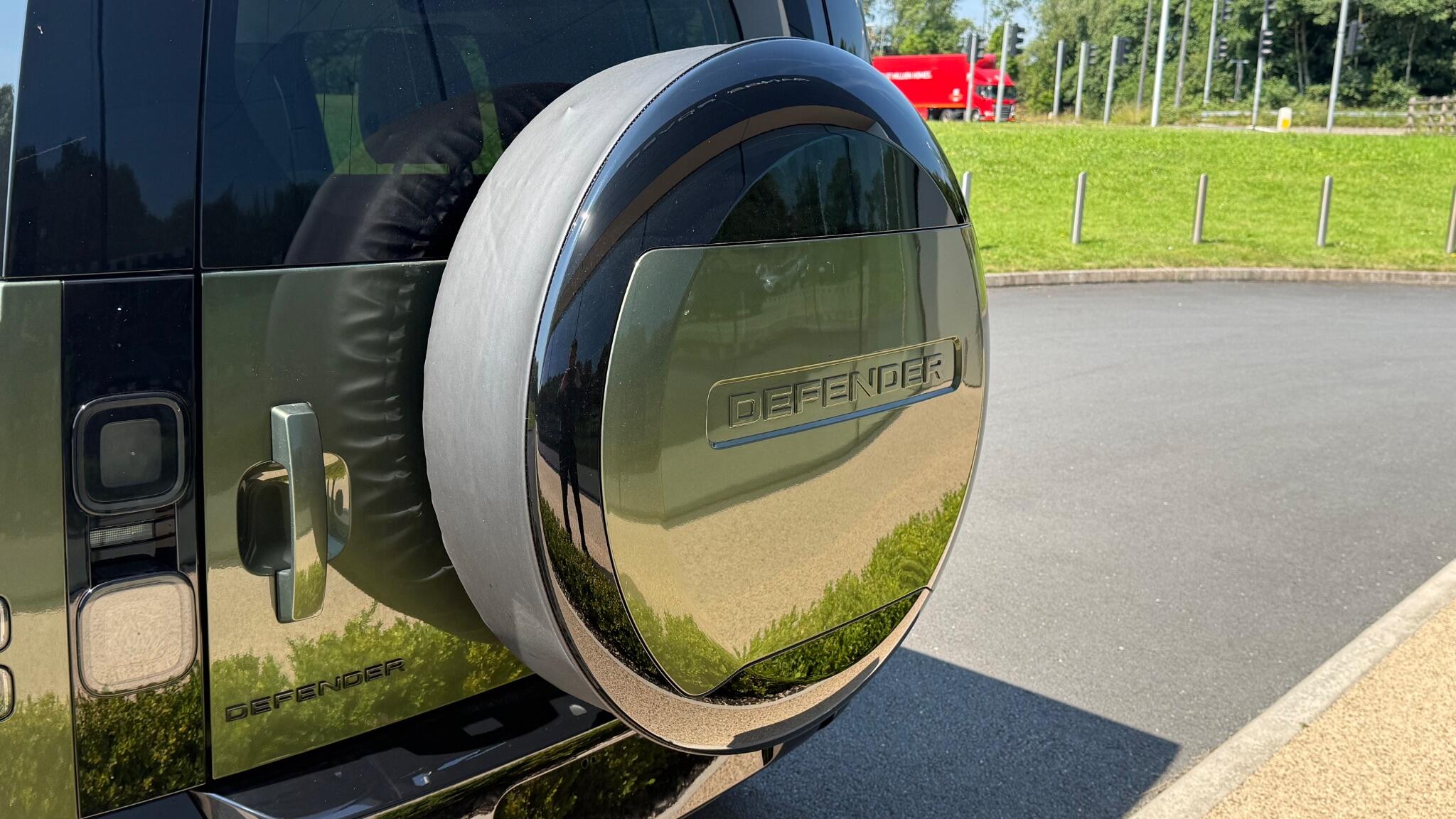 Land Rover Defender view 33