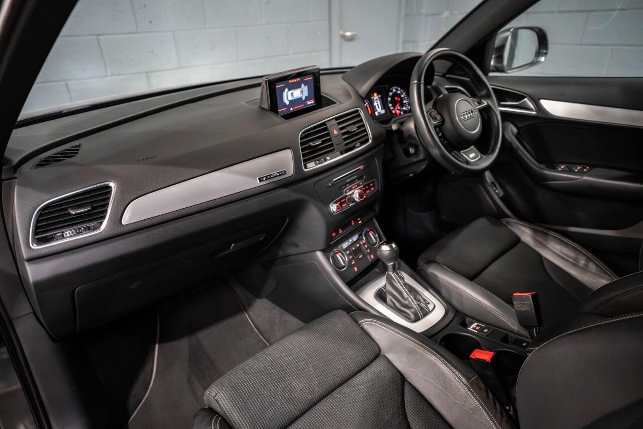Audi Q3 view 16
