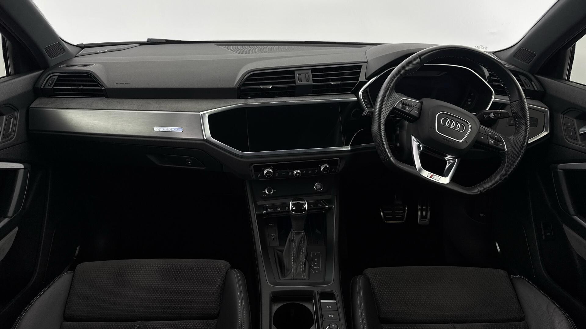 Audi Q3 view 11