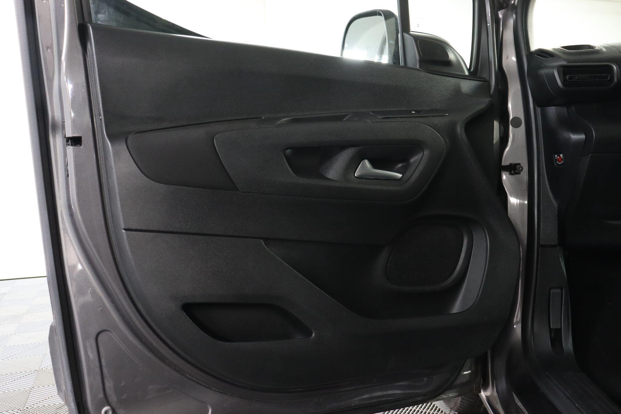 Vauxhall Combo Life view 44