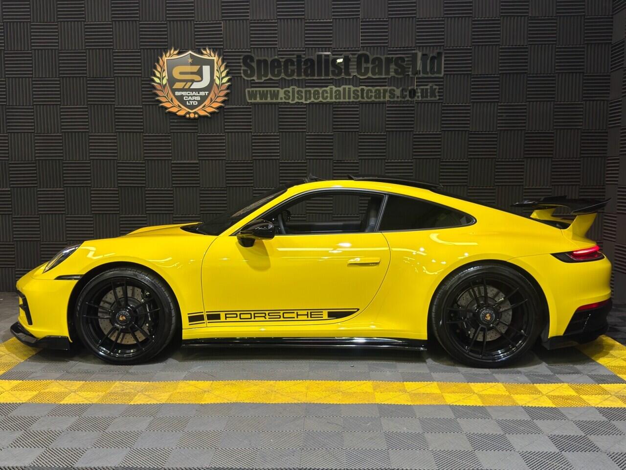 Porsche 911 view 4