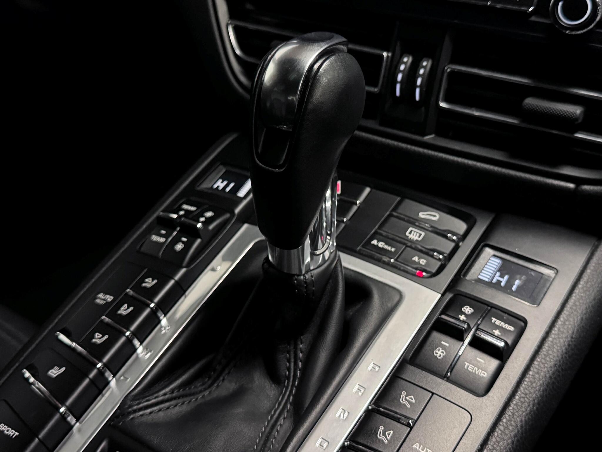 Porsche Macan view 37