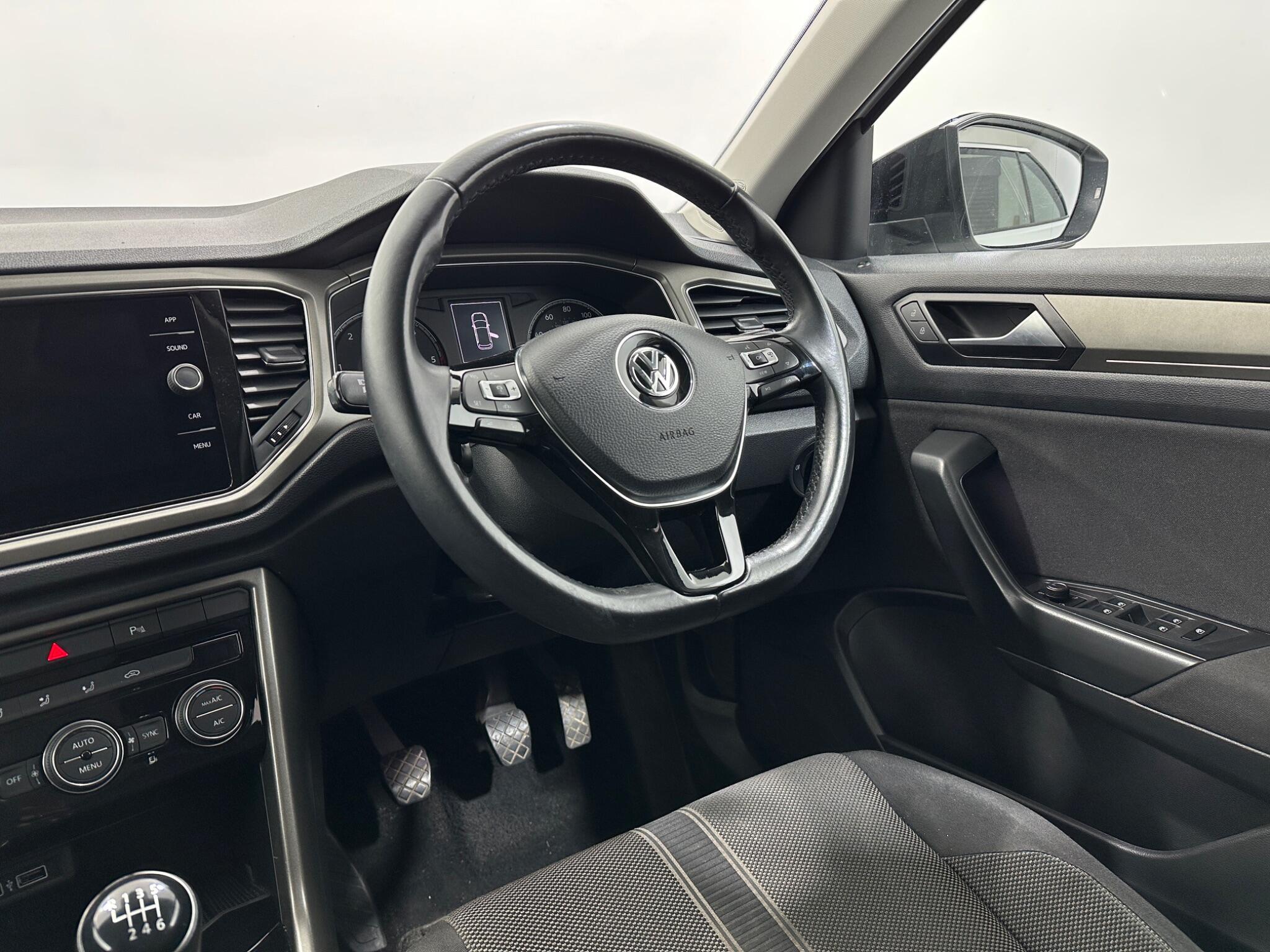 Volkswagen T-Roc view 12