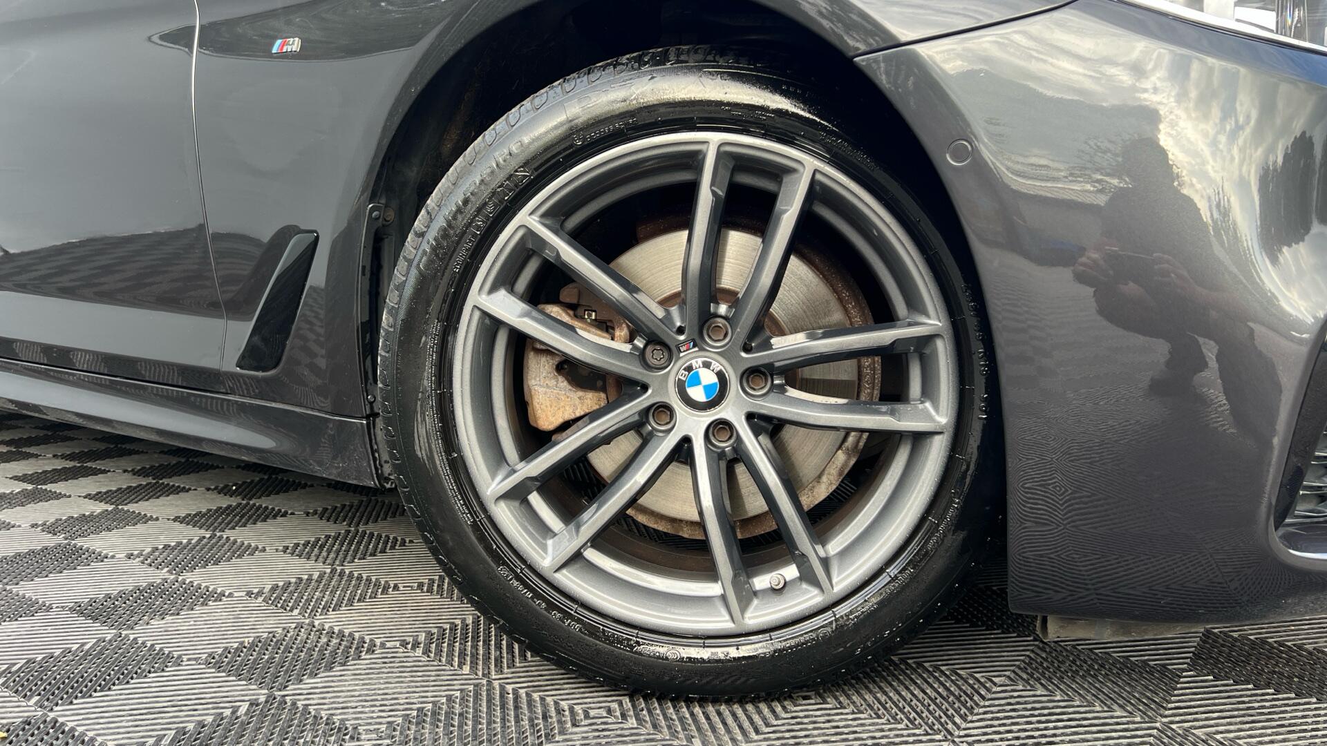 BMW 5 Series view 25