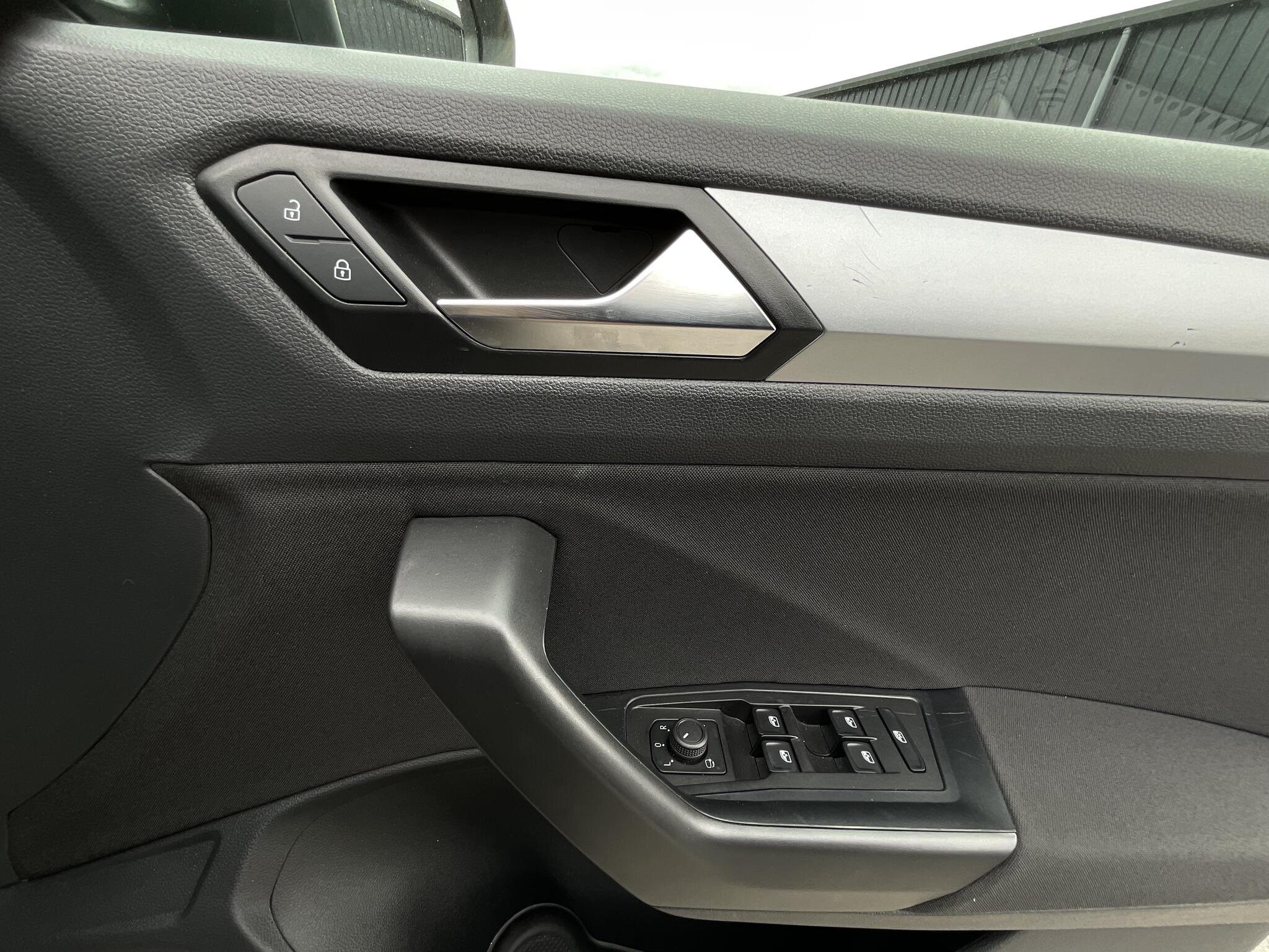 Volkswagen T-Roc view 33