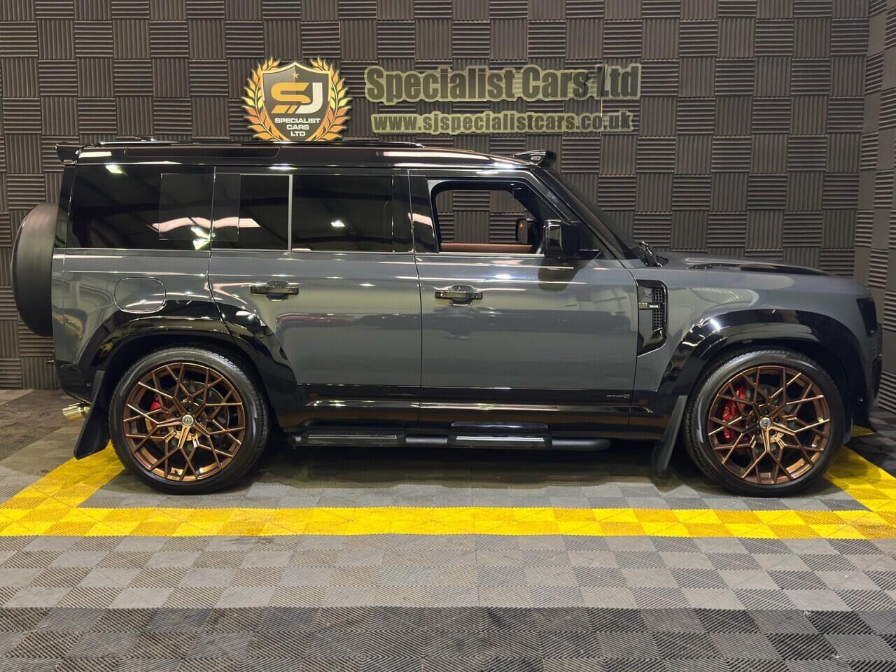 Land Rover Defender 110 view 4
