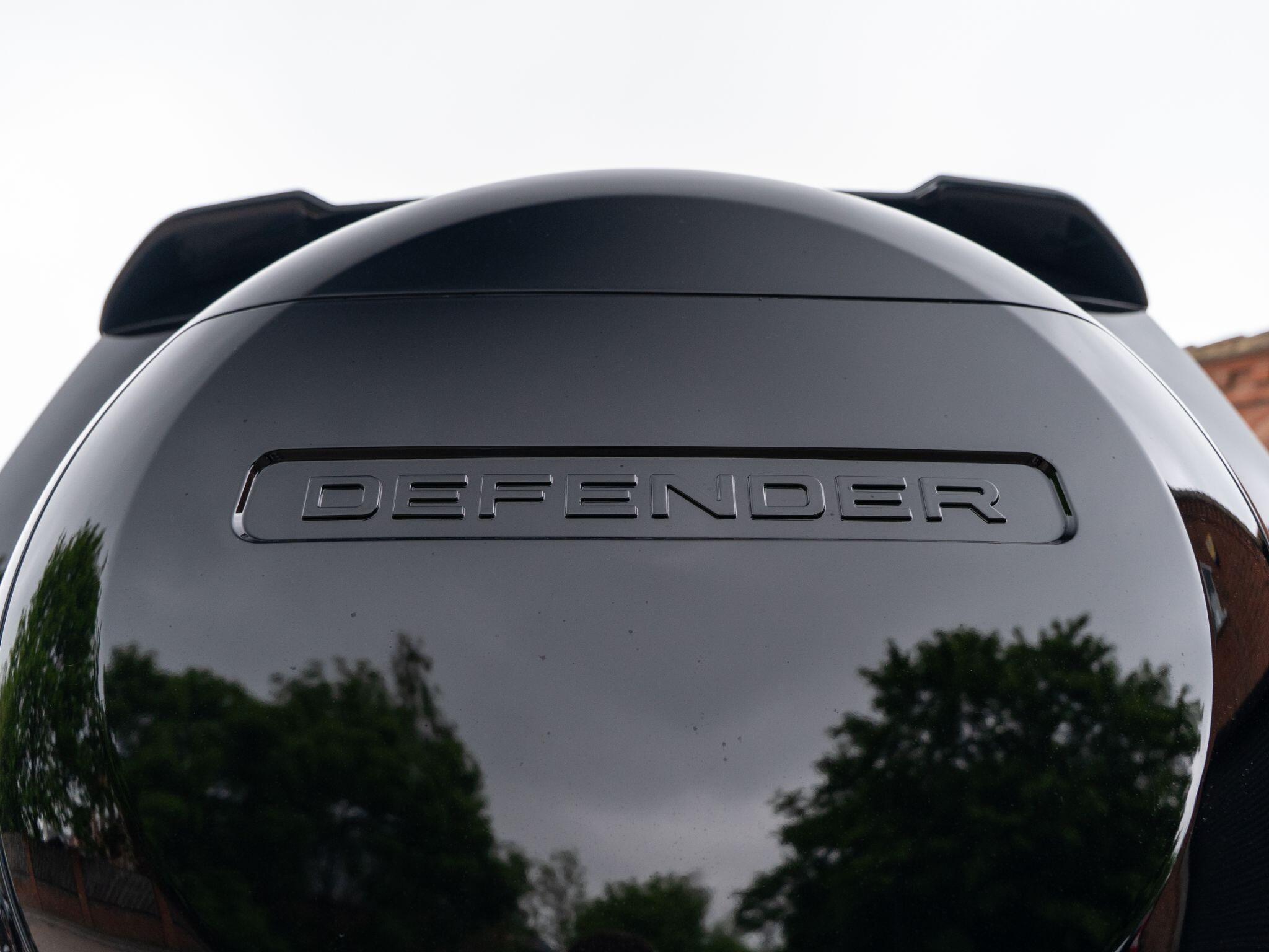 Land Rover Defender 110 view 23