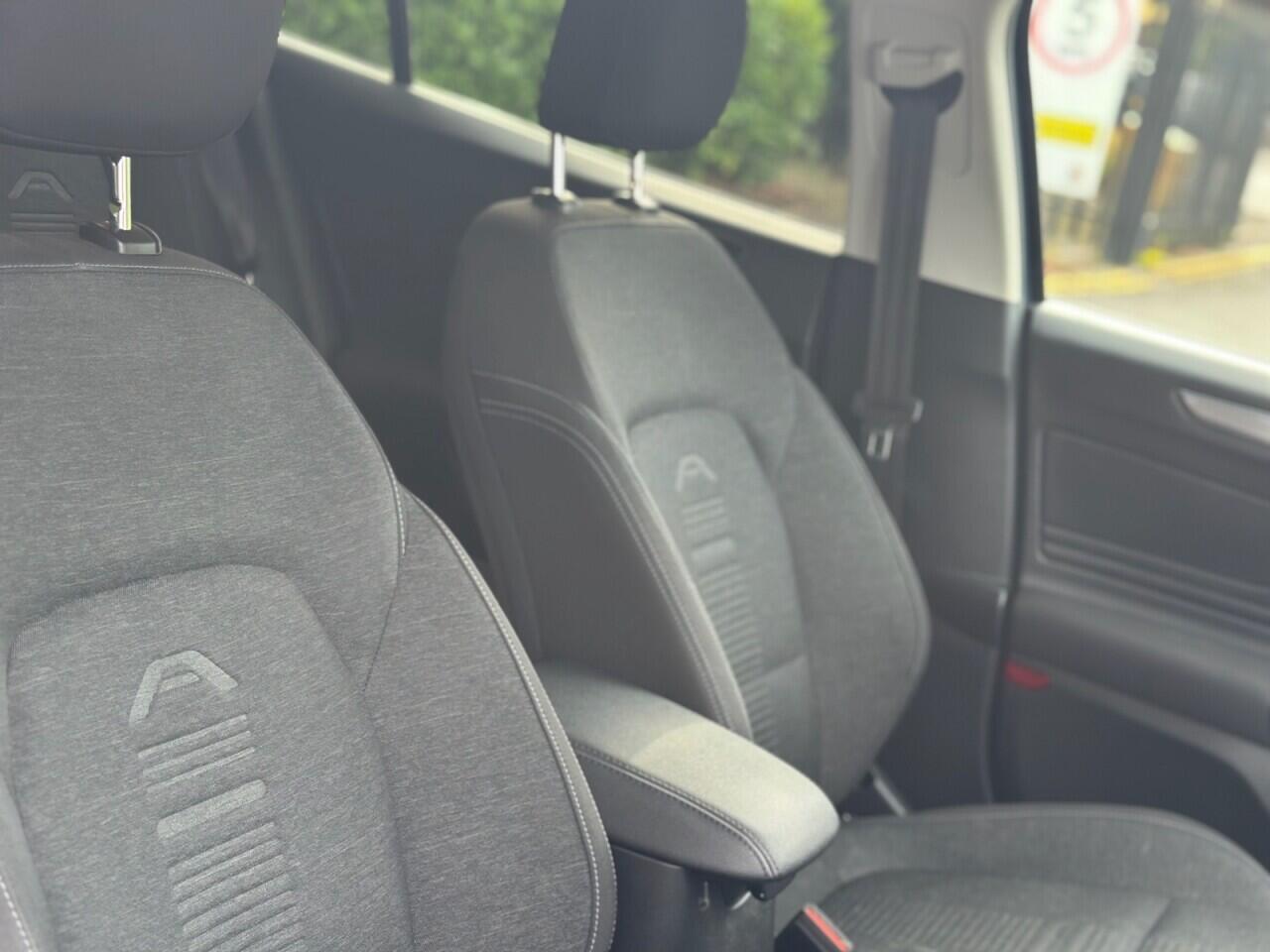 Ford Focus view 12