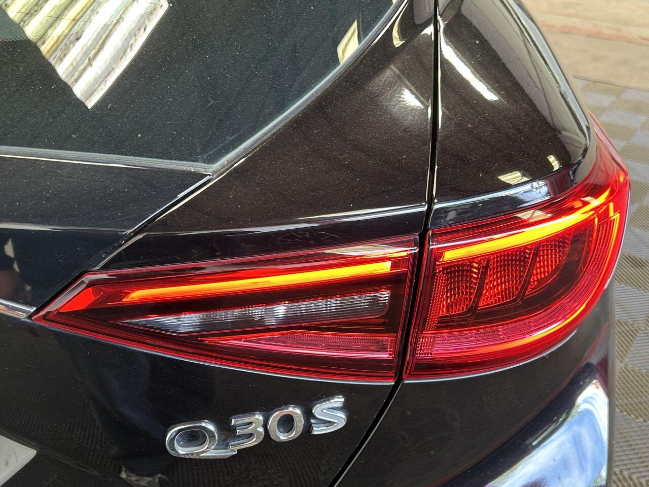 Infiniti Q30 view 16