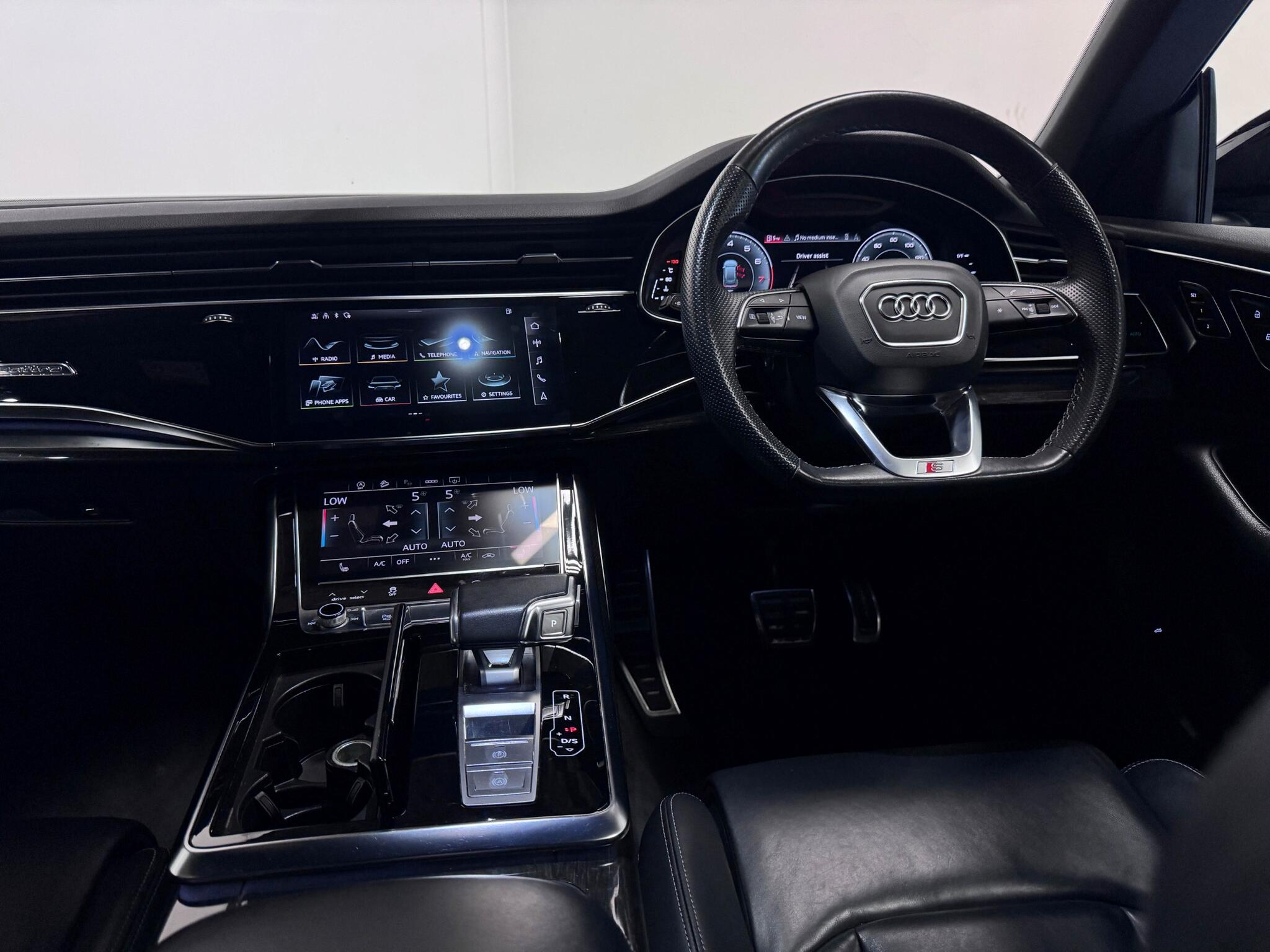 Audi Q8 view 35