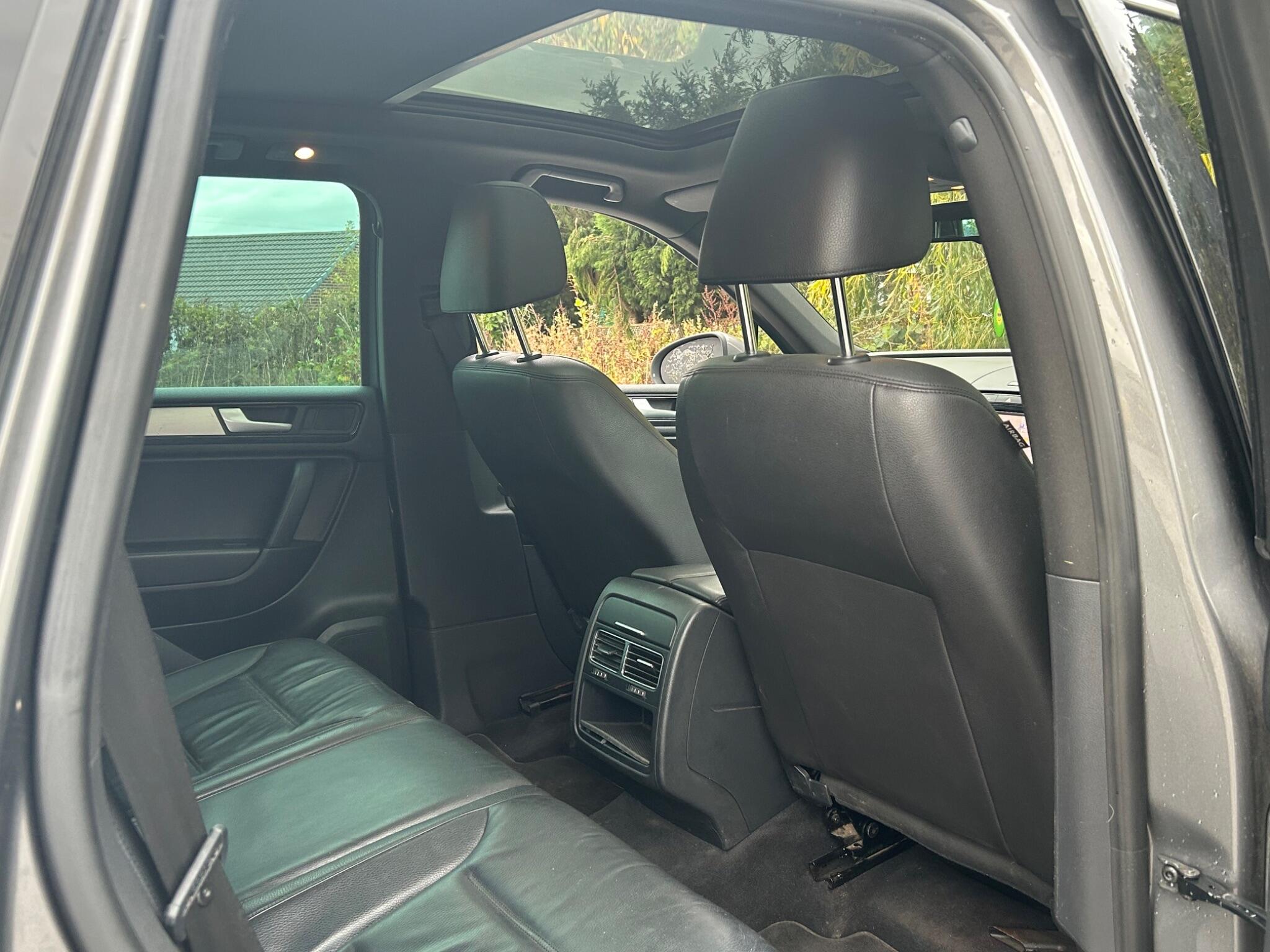 Volkswagen Touareg view 20