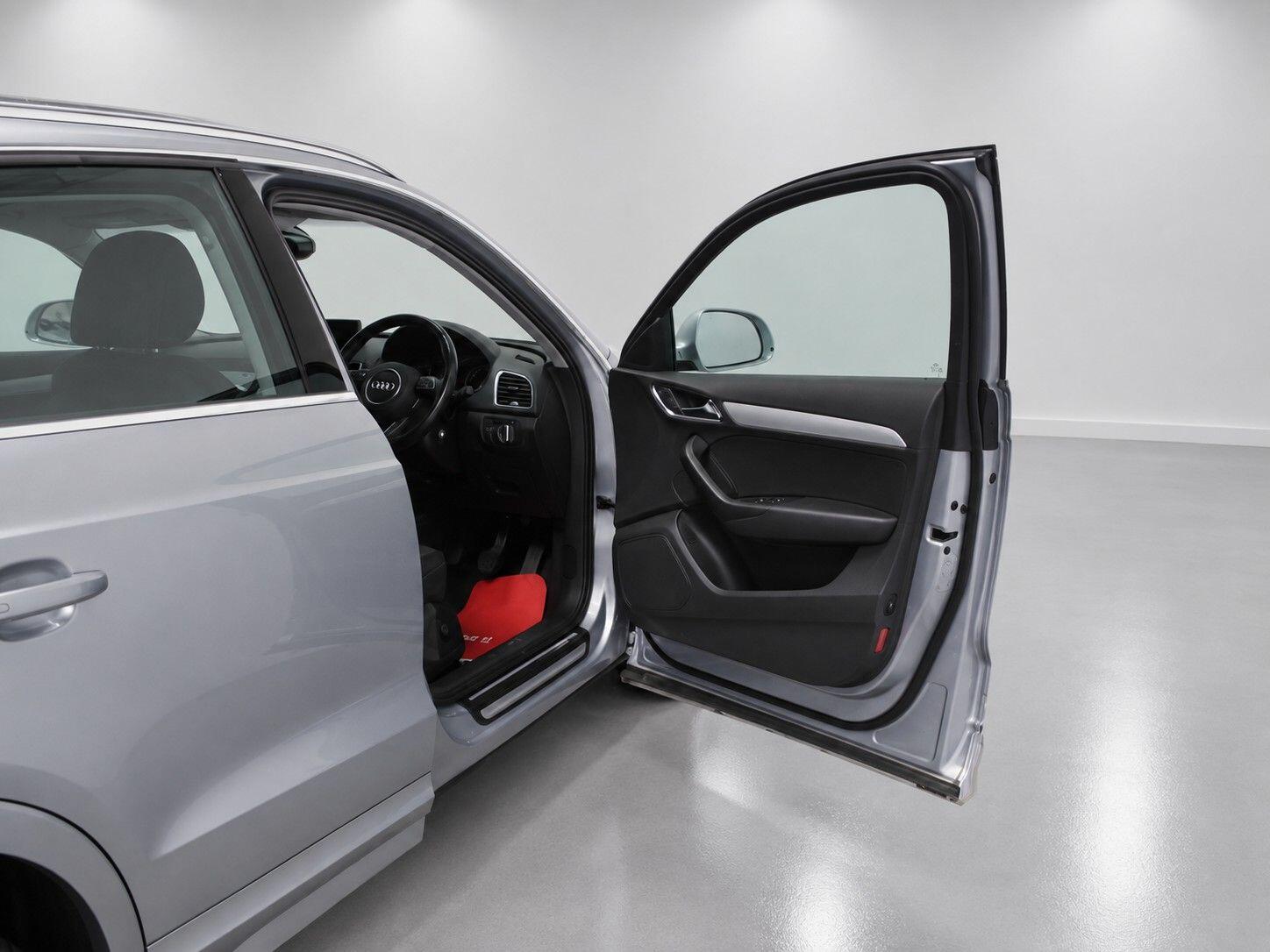 Audi Q3 view 25