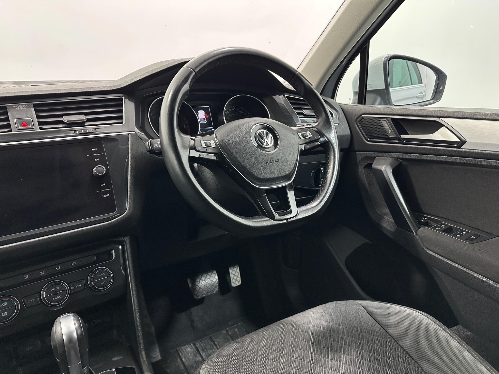 Volkswagen Tiguan view 12