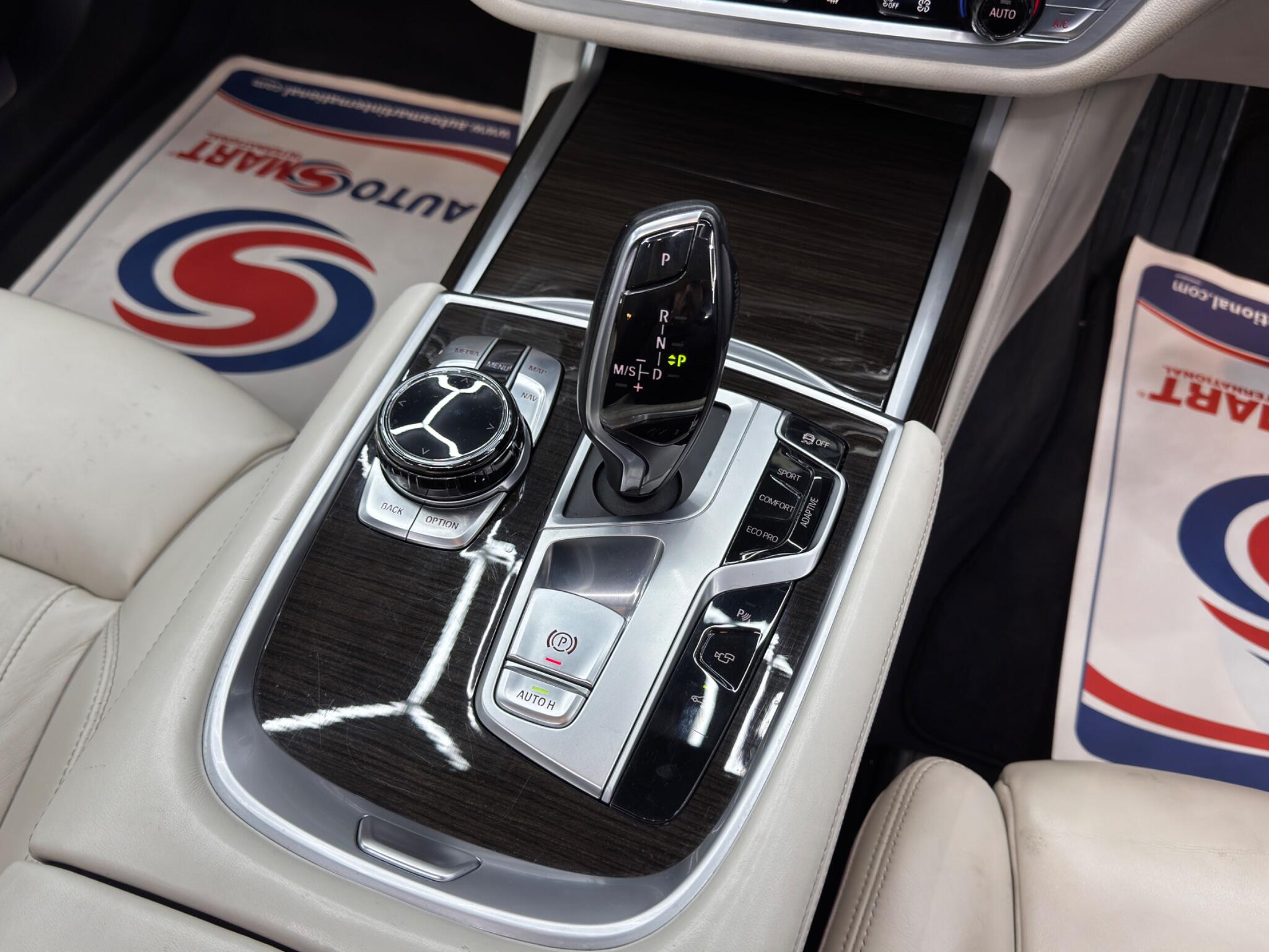 BMW 7 Series view 26