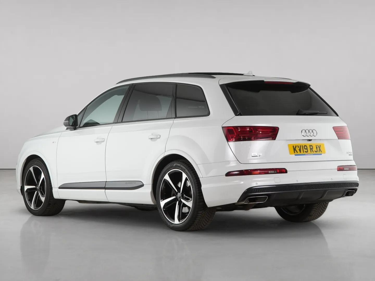 Audi Q7 view 6