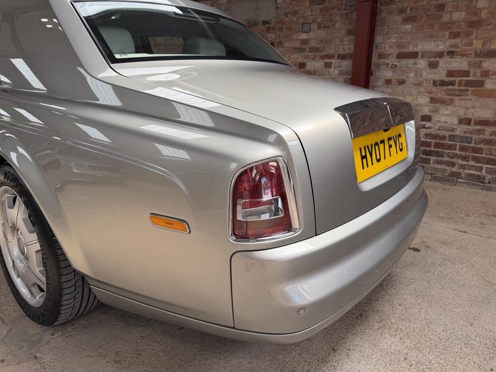 Rolls-Royce Phantom view 16