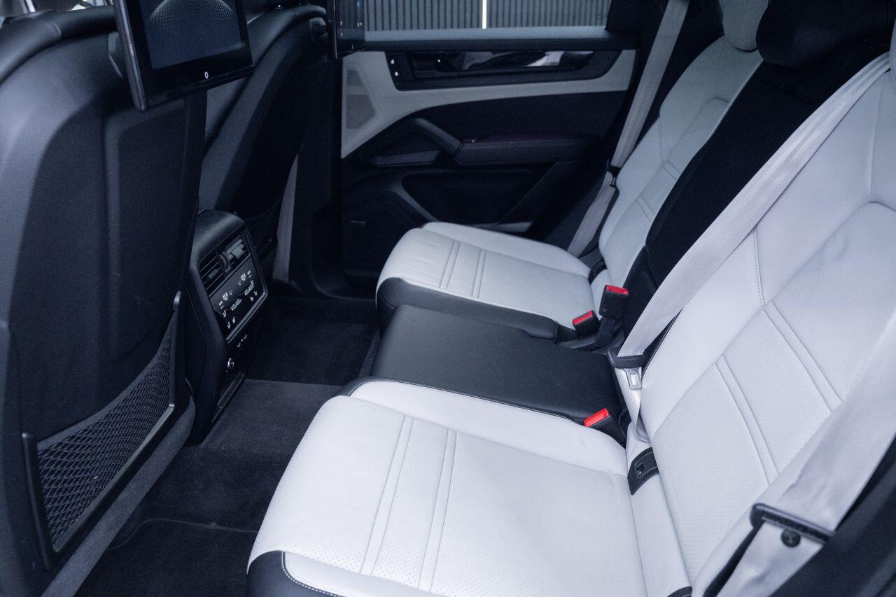 Porsche Cayenne view 41