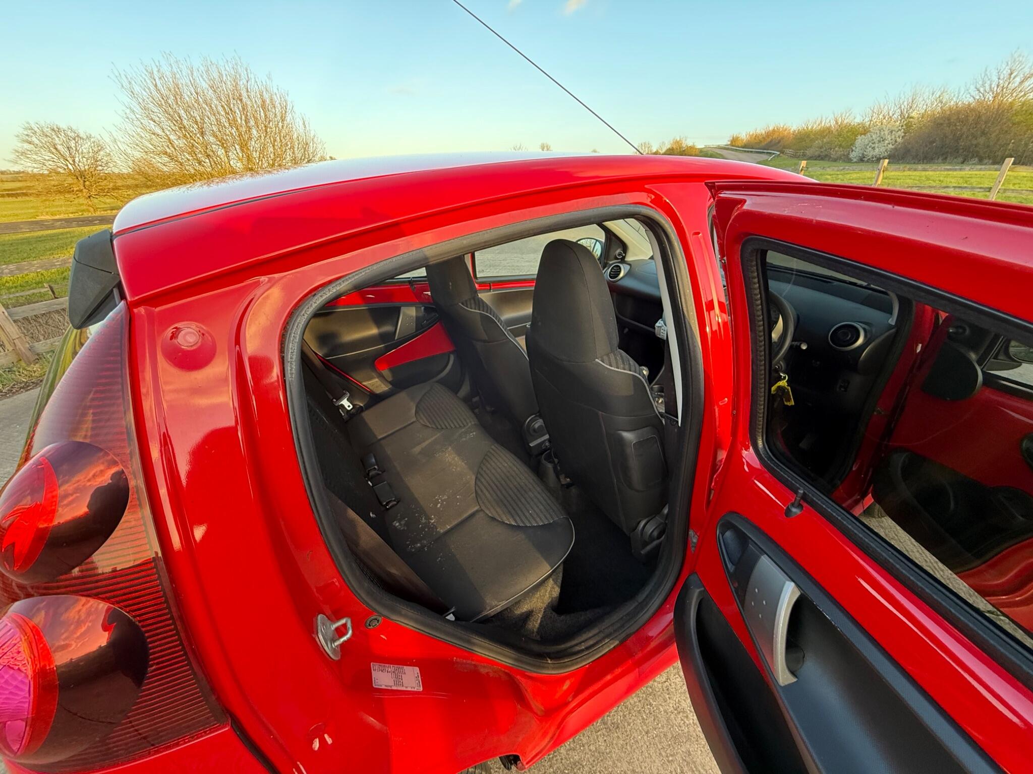 Peugeot 107 1.0 12V Active Euro 5 5dr — photo 34 of 86