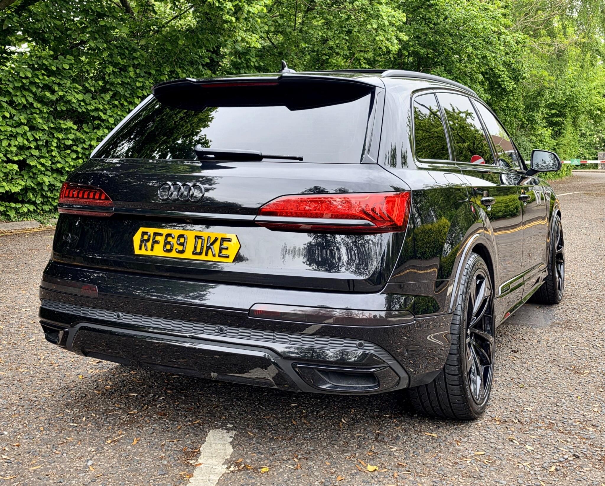 Audi Q7 view 3