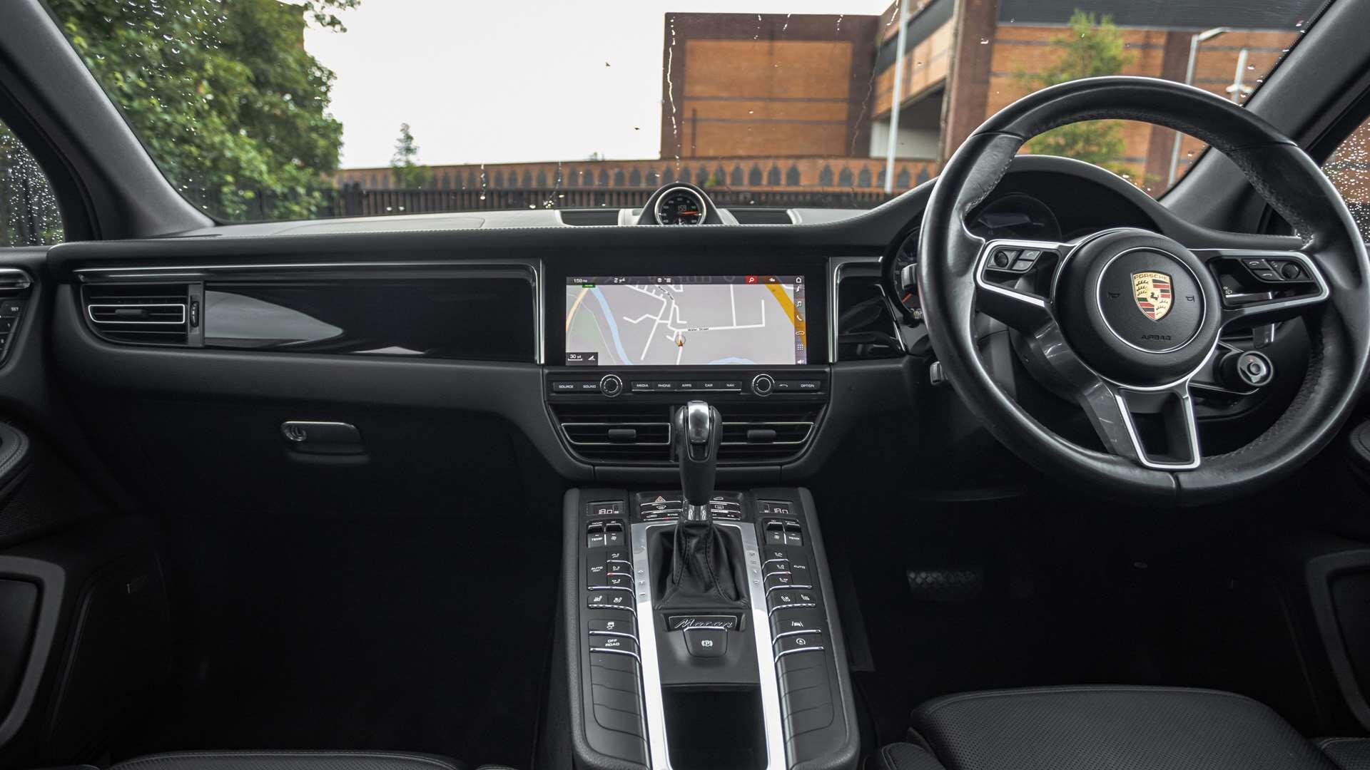 Porsche Macan view 12