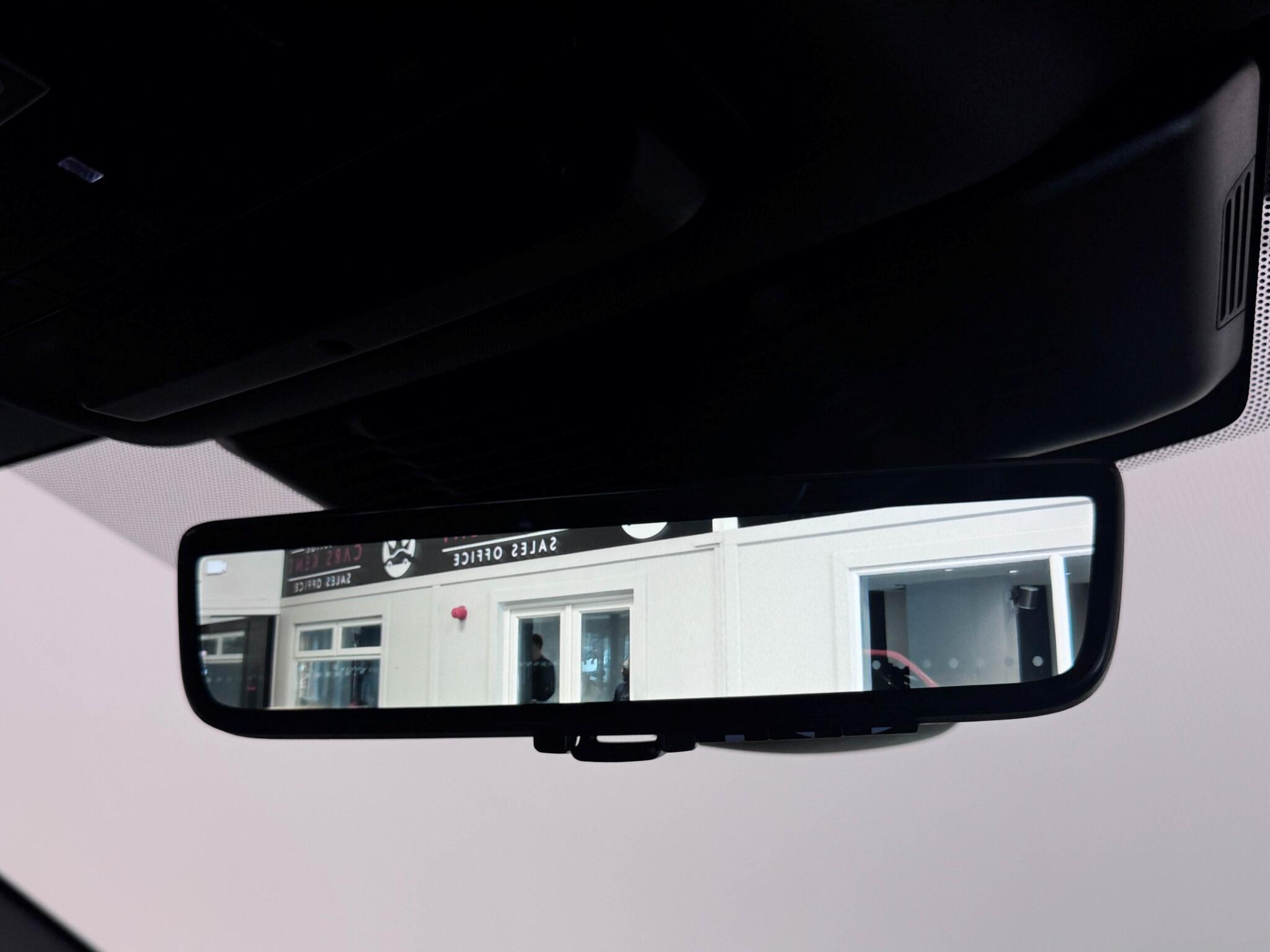 Land Rover Discovery Sport view 30