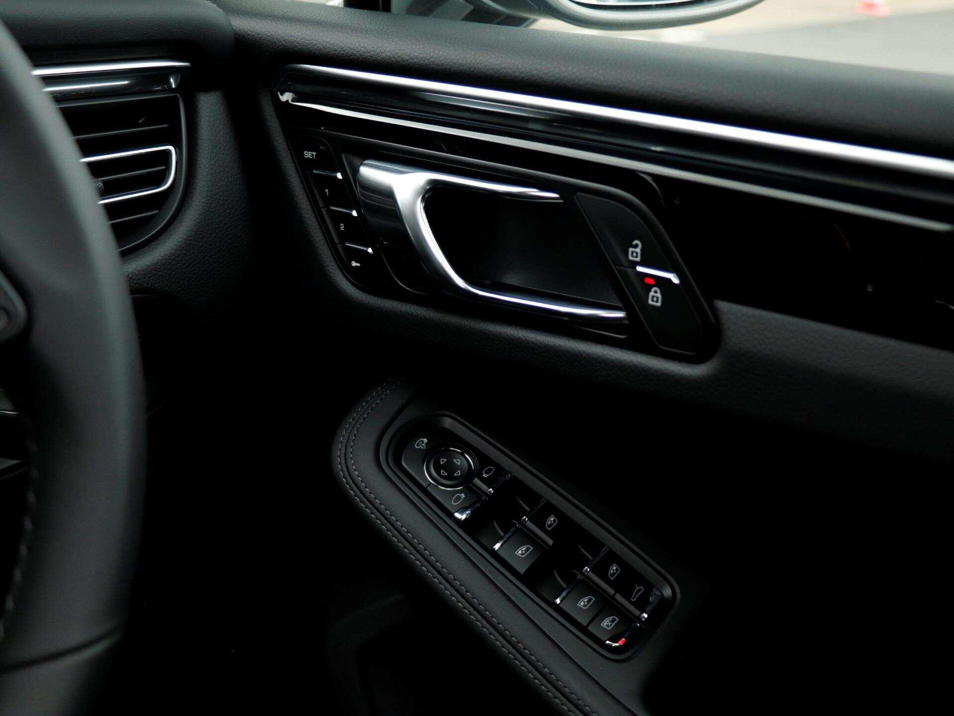 Porsche Macan view 22