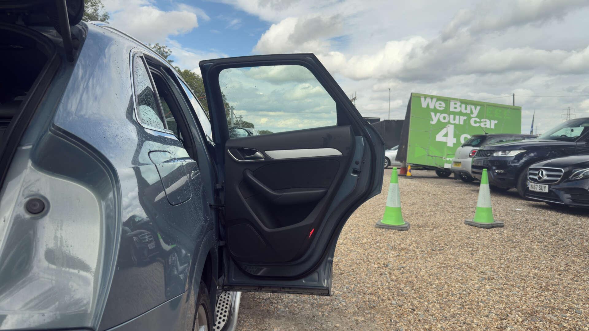 Audi Q3 view 40
