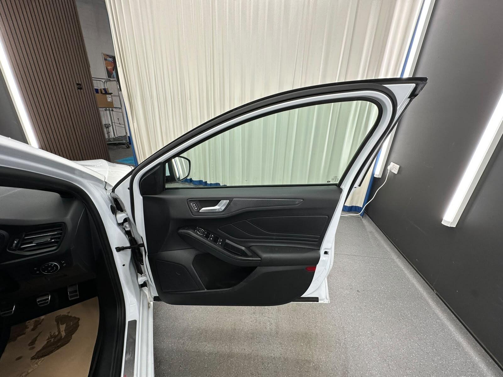 Ford Focus view 19
