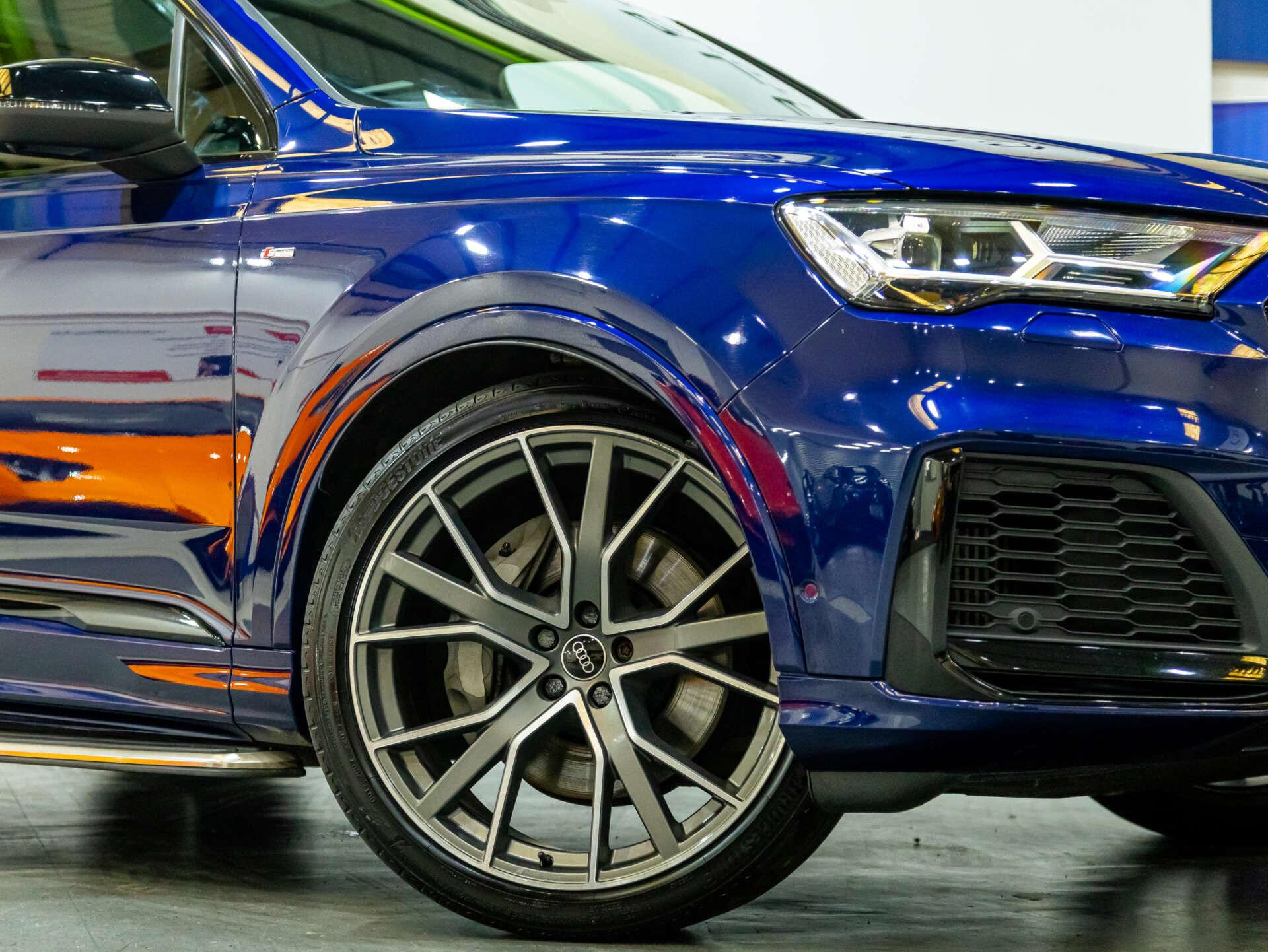 Audi Q7 view 10
