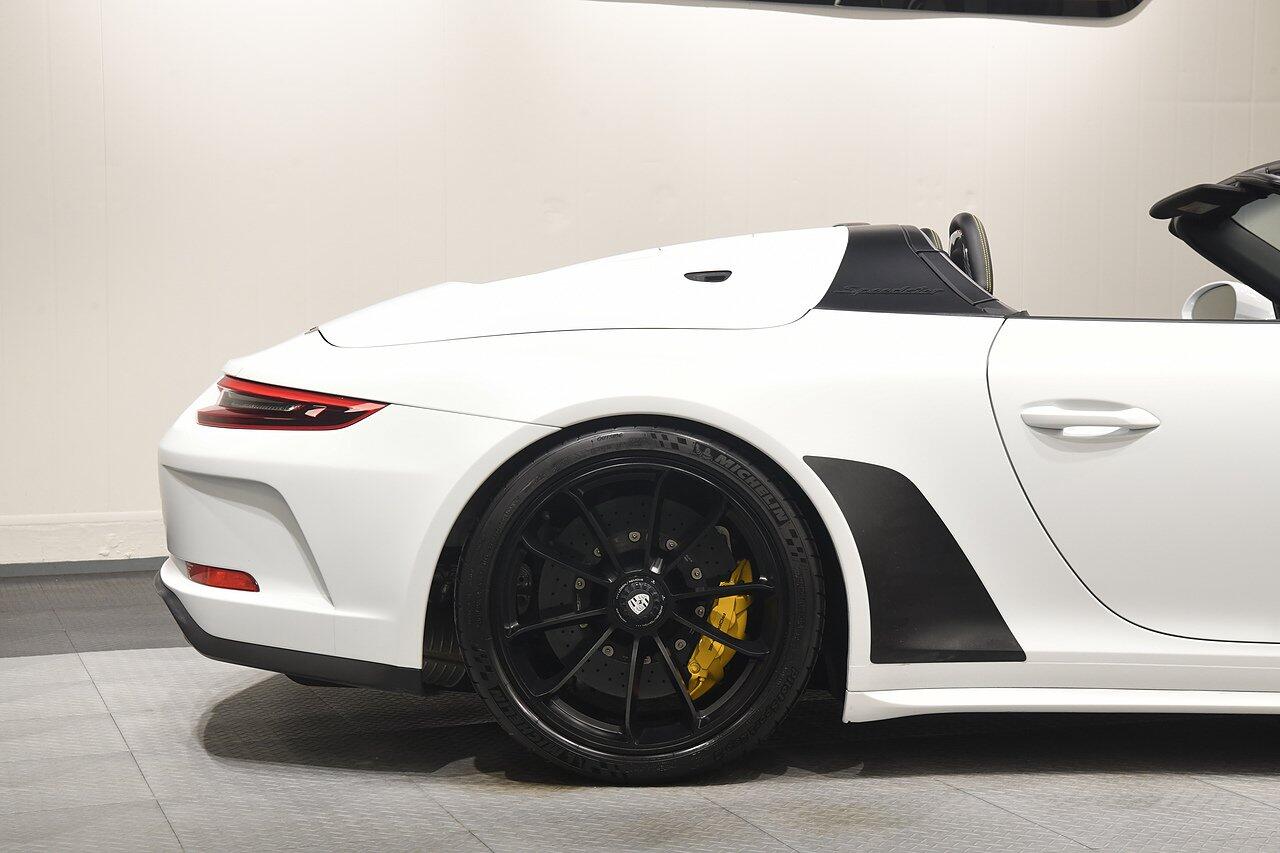 Porsche 911 view 45