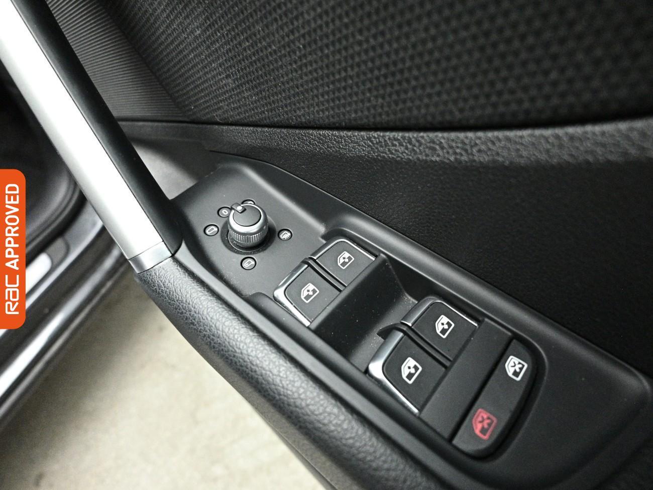 Audi Q2 view 25