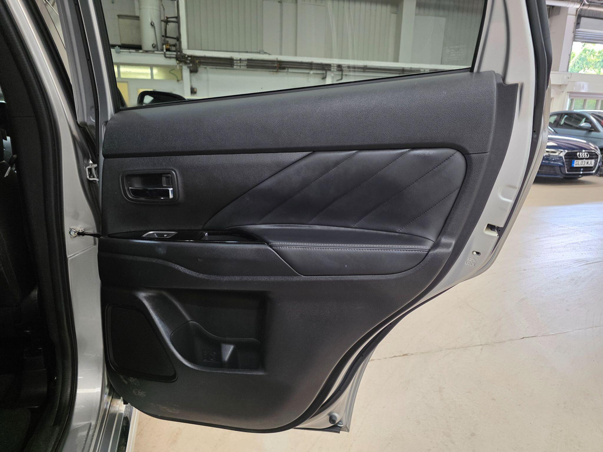Mitsubishi Outlander view 21