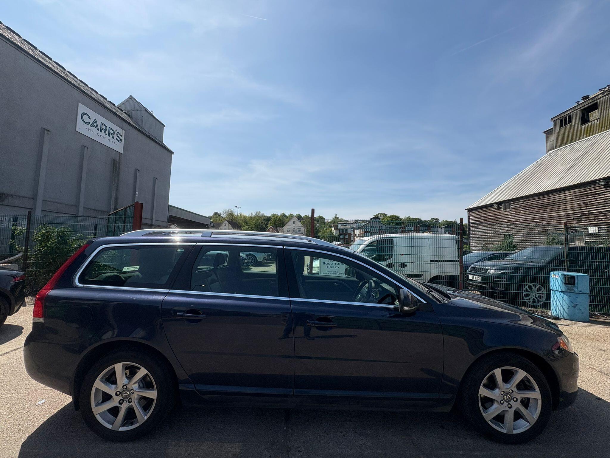 Volvo V70 view 2
