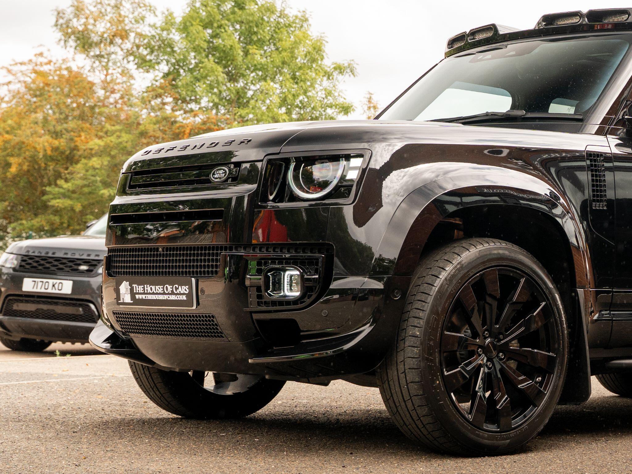 Land Rover Defender 110 view 18