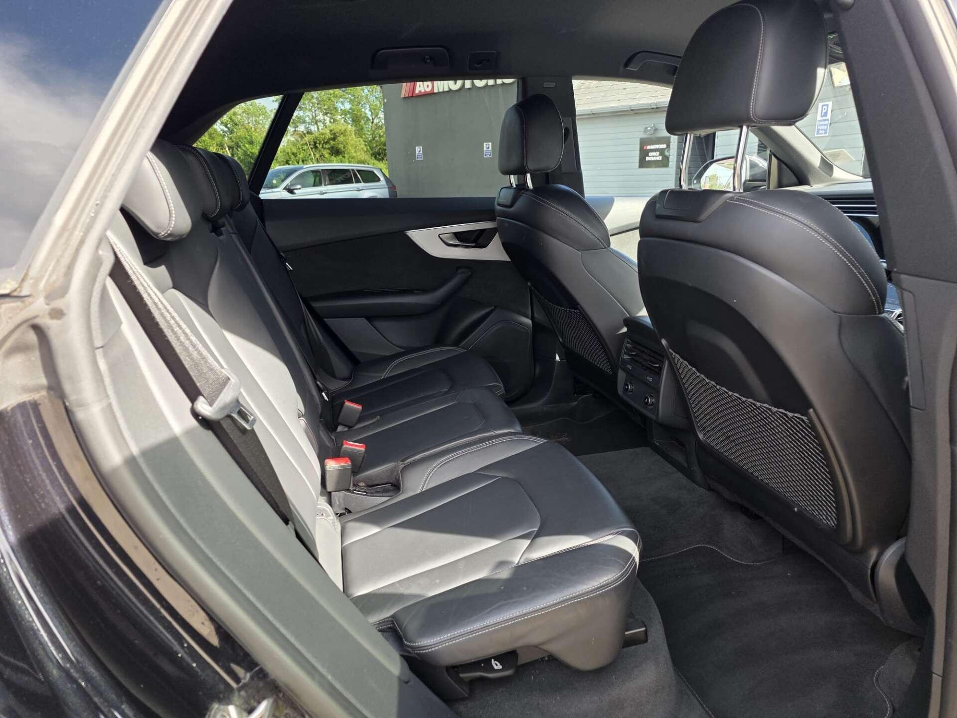 Audi Q8 view 28