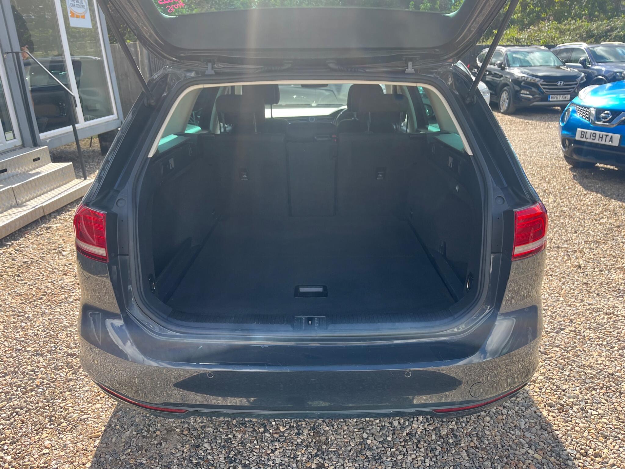 Volkswagen Passat view 6
