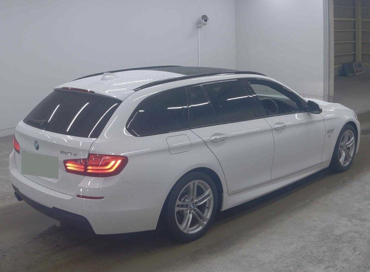 BMW 5 Series view 4