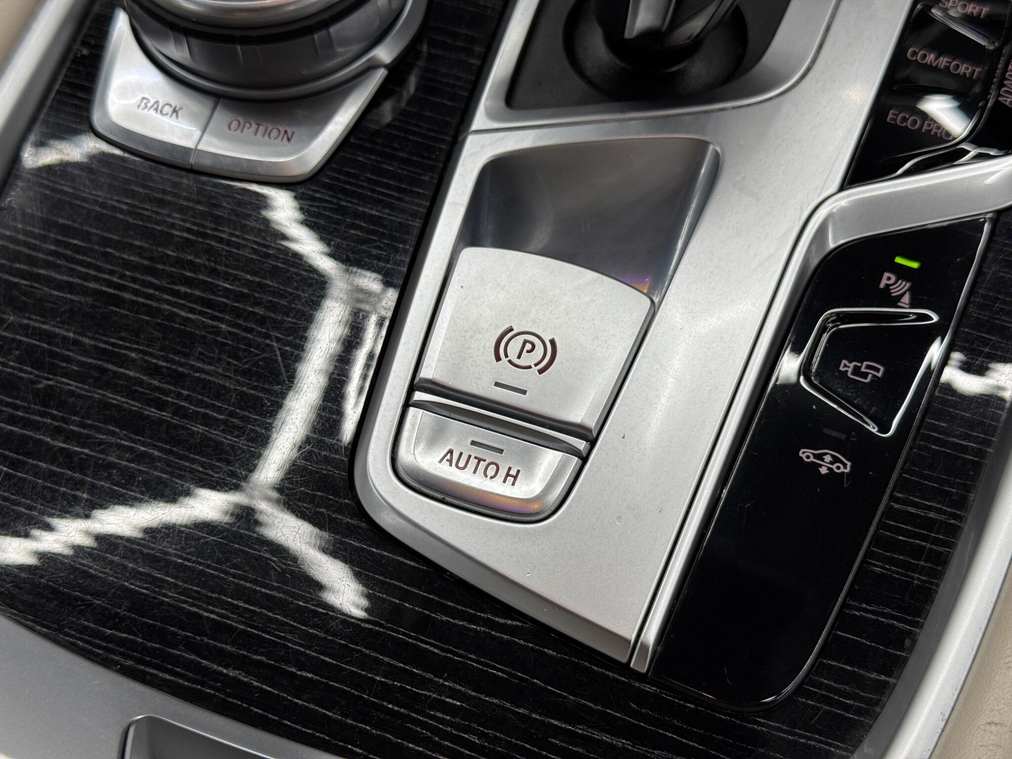 BMW 7 Series view 27