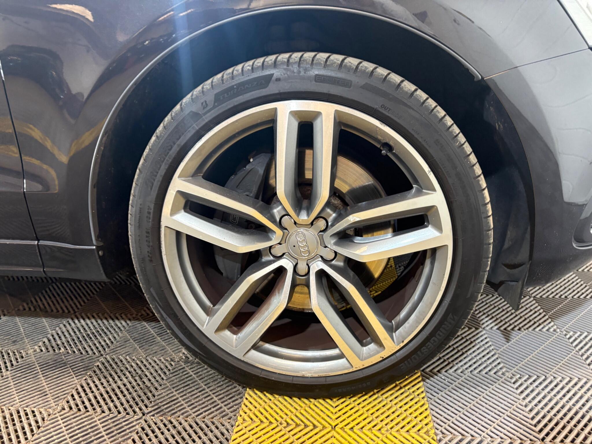 Audi SQ5 view 45