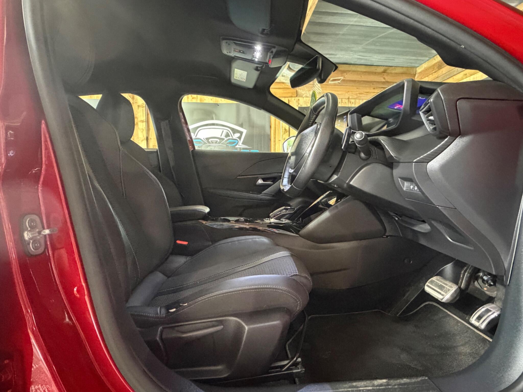 Peugeot 208 view 14