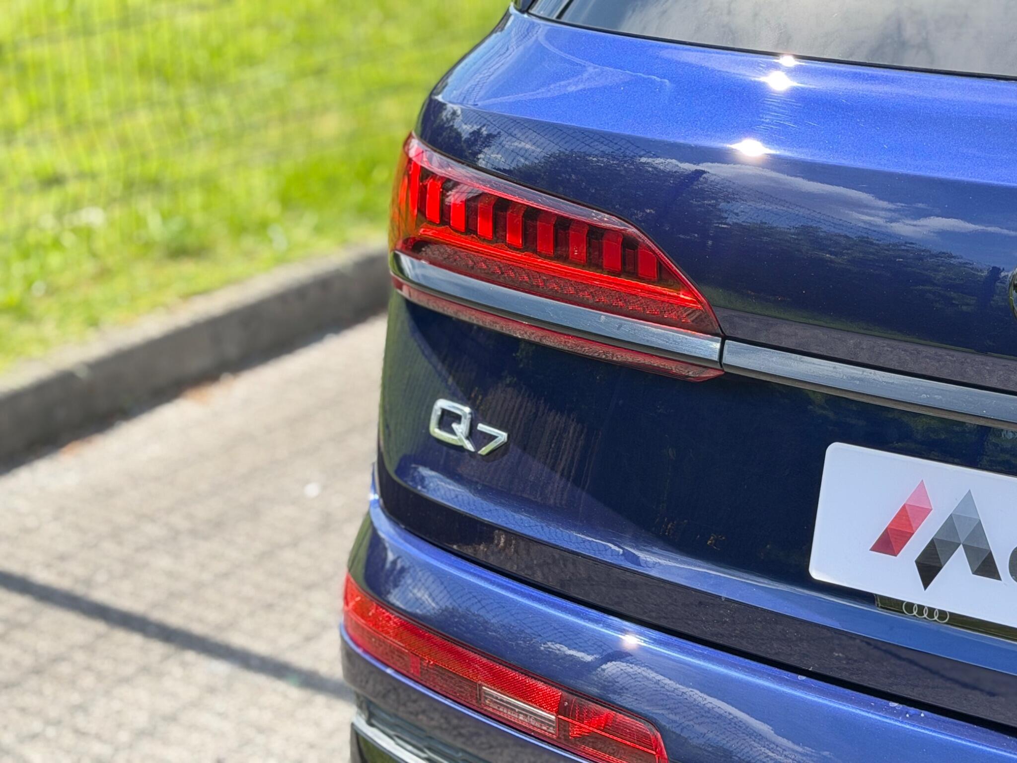 Audi Q7 view 44