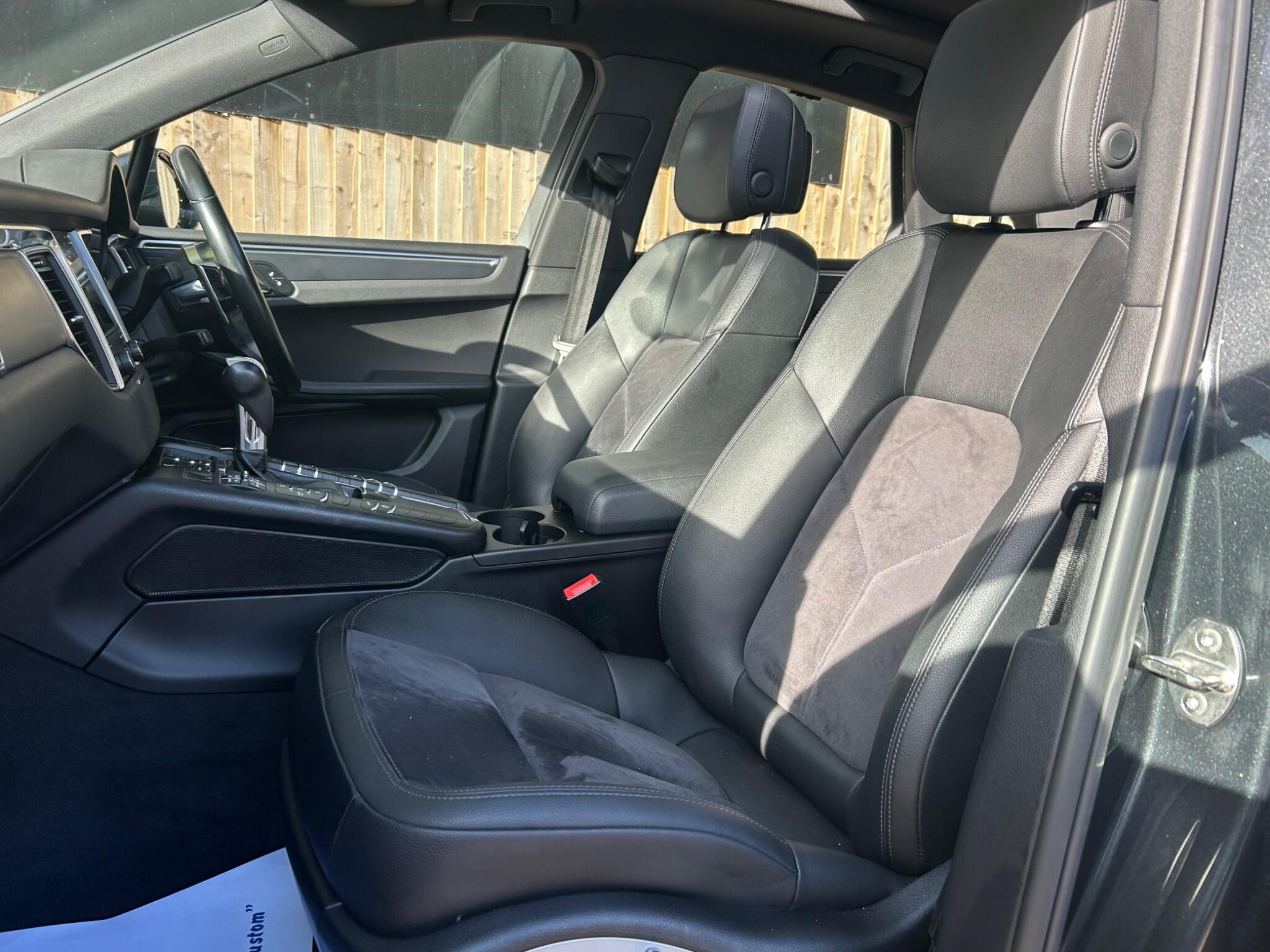 Porsche Macan view 22