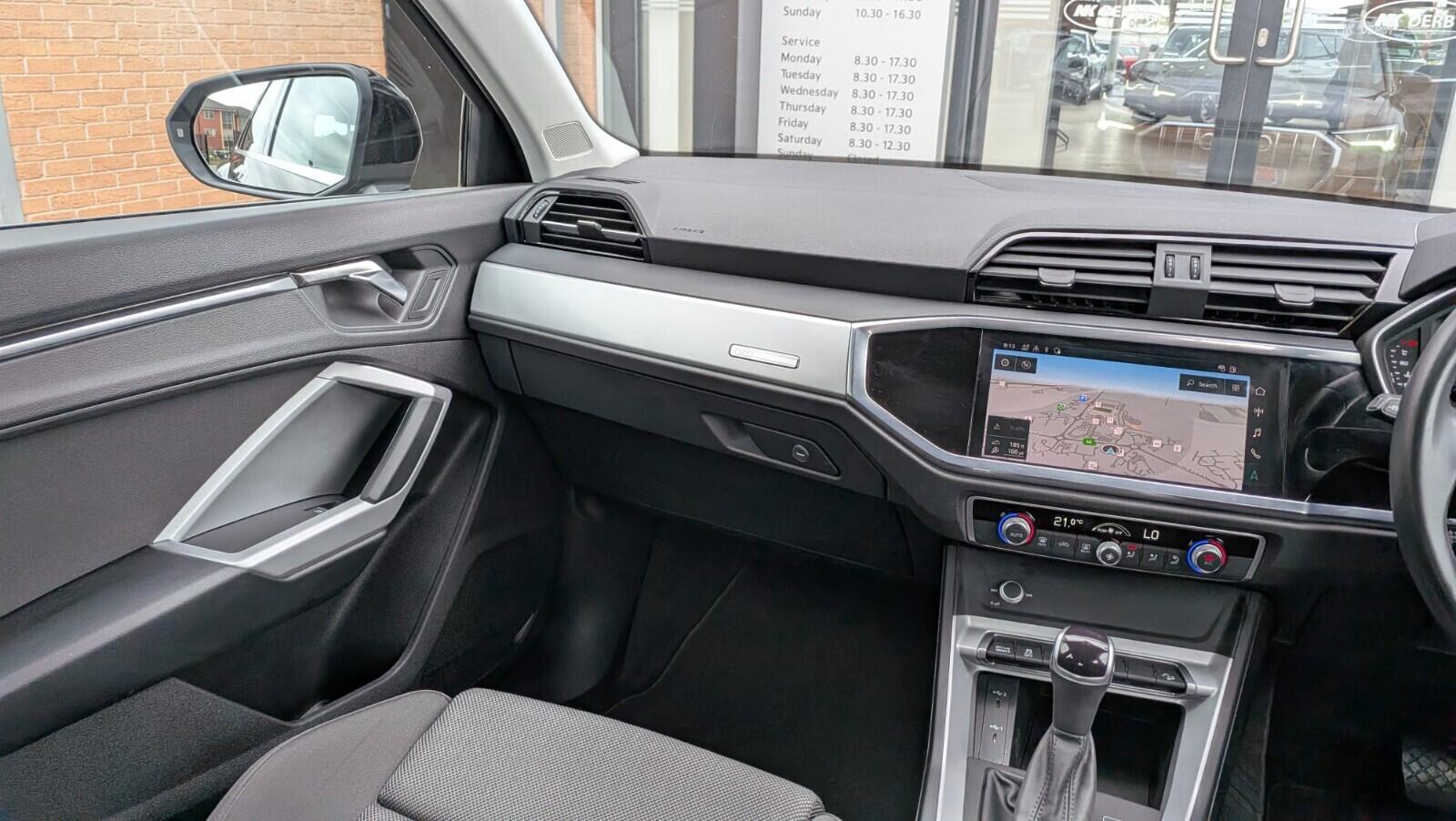 Audi Q3 view 18