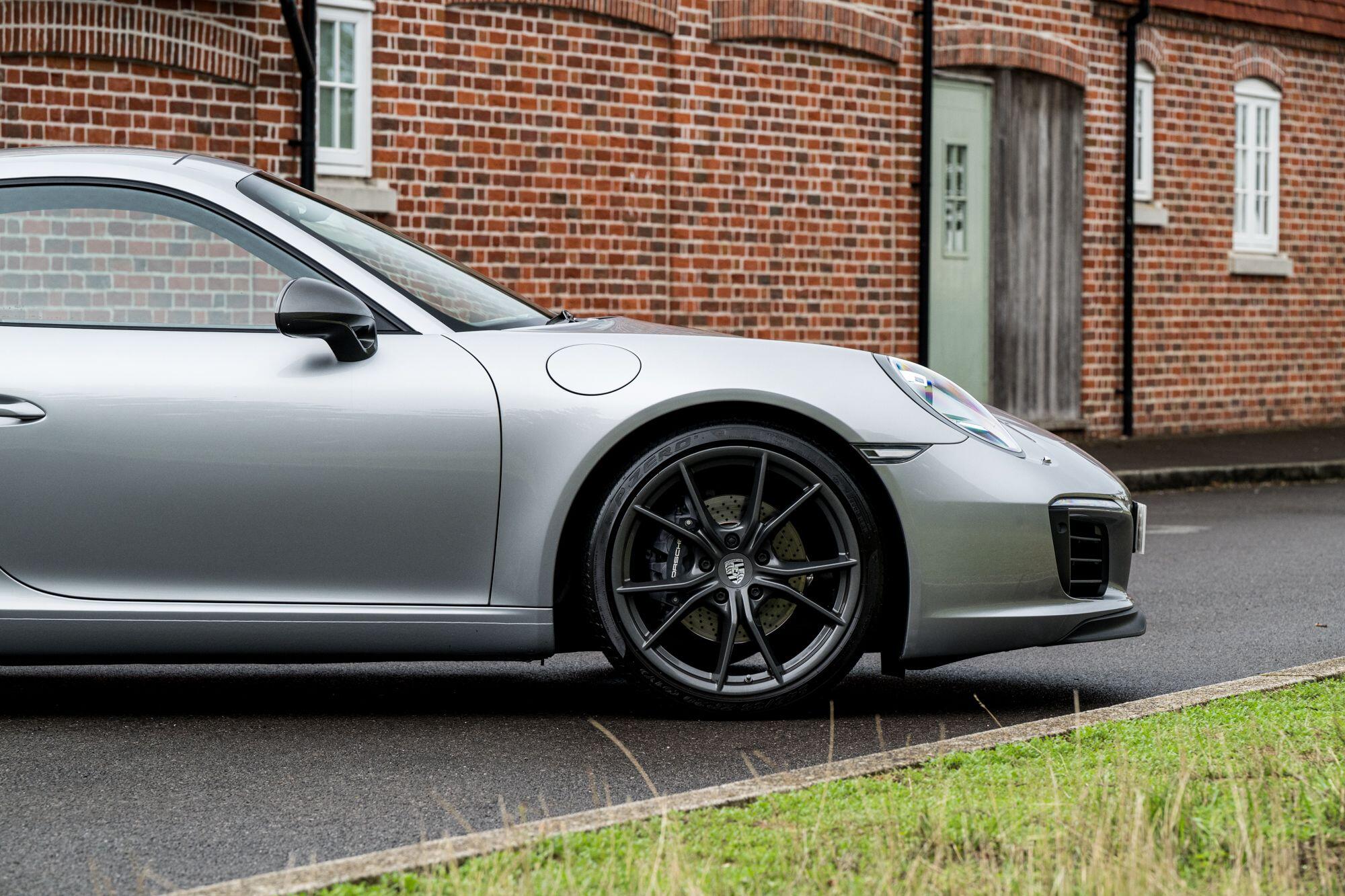 Porsche 911 view 21